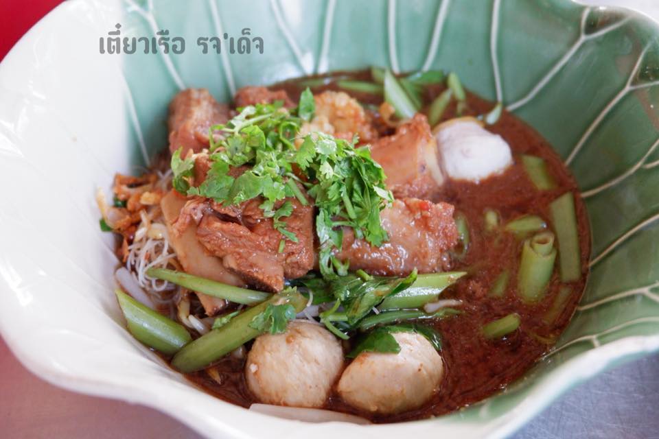 ก๋วยเตี๋ยวเรือคุณนาย,   ก๋วยเตี๋ยวเรือคุณนายเป็นร้านก๋วยเตี๋ยวเนื้อ-หมูน้ำตกน้ำข้นๆ ปรุงพร้อมเสิร์ฟชามต่อชาม เน้นเรื่องความสะอาดสดใหม่ใส่ใจทุกเมนู แต่ละอย่างยั่วน้ำลายสุดๆ ทั้งน้ำตกหมู น้ำตกเนื้อ ต้มยำไข่ เย็นตาโฟต้มยำ เริ่มที่ 35 บาท ปิดท้ายด้วยเครื่องดื่มชื่นใจสุดๆ อย่างน้ำลำไย อยากอร่อยแบบเต็มชาม หรืออยากชื่นใจกับเครื่องดื่มสมุนไพรสูตรทางร้านต้องแวะมานะคะ, ก๋วยเตี๋ยวเรืออยุธยา รจ'เด็จ, ก๋วยเตี๋ยวเรือคลองสระบัว, ก๋วยเตี๋ยวเรือห้อยขา อยุธยา, ก๋วยเตี๋ยววัดใหญ่, ก๋วยเตี๋ยวเรืออยุธยา-โอชินสูตรโบราณ