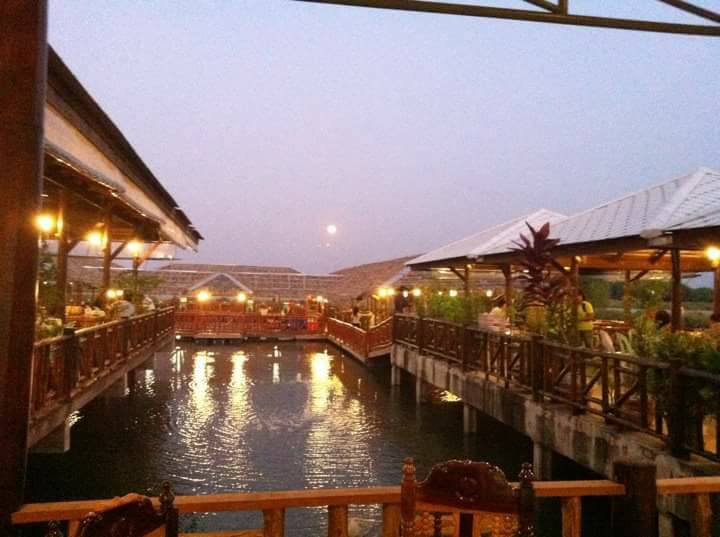 จ๊ะโอ๋ซีฟู๊ด, รุ่งฟ้า ซีฟู้ด, วิวทิวไม้ ซีฟู้ด, ครัวลุงแถม, ครัวแพขวัญใจซีฟู้ด บางขุนเทียน, ครัวน้าเนียมซีฟู้ด, ครัวนพเก้าซีฟู้ด, ครัวทับทิม ซีฟู้ด, ครัวพ่อกำนันซีฟู๊ด บางขุนเทียน-ชายทะเล, บ้านปองพลซีฟู้ด, ครัววลัยพร, ธารทะเลซีฟู้ด บางขุนเทียน-ชายทะเล, ฟาร์มสมใจซีฟู้ดส์ บางขุนเทียนชายทะเล, ครัวคุณอรซีฟู๊ดบางขุนเทียน