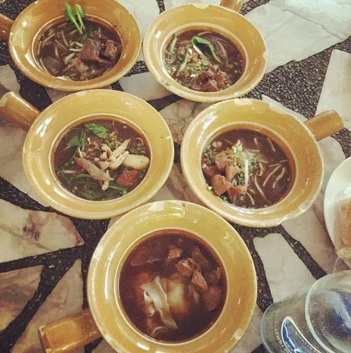 ก๋วยเตี๋ยวเรือในคลอง อยุธยา, กรุงเก่า"เตี๋ยวเรือ", ก๋วยเตี๋ยวเรือลวกปากริมคลอง & หมูกะทะ อยุธยา, ก๋วยเตี๋ยวเรืออยุธยา-โอชินสูตรโบราณ, ร้านก๋วยเตี๋ยวเรือโอ่งบนแพริมแม่น้ำน้อย, ก๋วยเตี๋ยวเรือกิมหลวน อยุธยา, ก๋วยเตี๋ยวเรือ ตาลเดี่ยว'เตี๋ยวเรือ, ก๋วยเตี๊ยวลุงแจ๊ะ (บัวหวาน), ร้านก๋วยเตี๋ยวตาไห (คลองท่อ), ก๋วยเตี๋ยวเรือแม่วันดี อยุธยา, ก๋วยเตี๋ยวเรือแม่ต่วม อยุธยา, ก๋วยเตี๋ยวเรือ เสือร้องไห้, ก๋วยเตี๋ยวเรือ "รสโจ๊ะ" ป้าไวท์, ก๋วยเตี๋ยวเรืออยุธยา ป้าษา2, ก๋วยเตี๋ยววัดใหญ่, ก๋วยเตี๋ยวเรือห้อยขา อยุธยา, ก๋วยเตี๋ยวเรือนายอ๊อฟ สูตร”ยายจง”รสดั้งเดิม, ไทยเทวา ก๋วยเตี๋ยวเรืออยุธยา, ต้อยตลาดแตก สาขาใหญ่ ก๋วยเตี๋ยวเรืออยุธยา