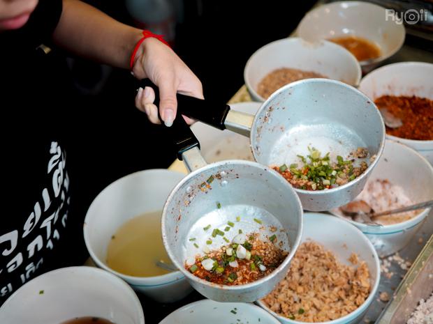 ก๋วยเตี๋ยวเกี๊ยว นายกุลรสนัว, เฮียไช้ ก๋วยเตี๋ยวต้มยำหมูบะช่อ, นัวโภชนา, Maekunkha, ก๋วยเตี๋ยวหมูป้าน้อยดินแดง แฟลต ช.3, ลุงเอสเตี๋ยวหมูต้มยำ, ก๋วยเตี๋ยวต้มยำหมูบะช่อ มาม่าหม้อไฟ เฮียจู๋-ลาดพร้าว71, ก๋วยเตี๋ยวตรอกโรงหมู, ก๋วยเตี๋ยวเอี่ยมน้อย, เจริญเส้น 查龙森, ทีเด็ด ก๋วยเตี๋ยวต้มยำหมูเด้งโบราณ, เป็นหนึ่ง ก๋วยเตี๋ยวต้มยำ เย็นตาโฟ, เล็กใหญ่ ก๋วยเตี๋ยวต้มยำโบราณ, แม่แสตมป์ก๋วยเตี๋ยวต้มยำหมูสับโบราณ, เปลว ก๋วยเตี๋ยวต้มยำ, ก๋วยเตี๋ยวต้มยำกากหมูสูตรโบราณ คลองเตย, ก๋วยเตี๋ยวต้มยำโบราณพ่อสนิท, เตี๋ยวตือ, 2พี่น้อง ก๋วยเตี๋ยวต้มยำ, พะเยาว์ก๋วยเตี๋ยวโบราณ, บ้านบุญรักษาก๋วยเตี๋ยวต้มยำโบราณ, ก๋วยเตี๋ยวต้มยำพันรี, ลุงเอ๋ก๋วยเตี๋ยวต้มยำโบราณ by plerm cup, เจ้าเจ็ด รวมโชค, ปรารีย์ ก๋วยเตี๋ยวต้มยำชามหมูเด้ง, ครัวเส้นแกงร้อน ก๋วยเตี๋ยวต้มยำ&อาหารตามสั่ง, ก๋วยเตี๋ยวหมูต้มยำมะนาวเจ็กพวง, เฮียบิ๊กห้าหม้อ