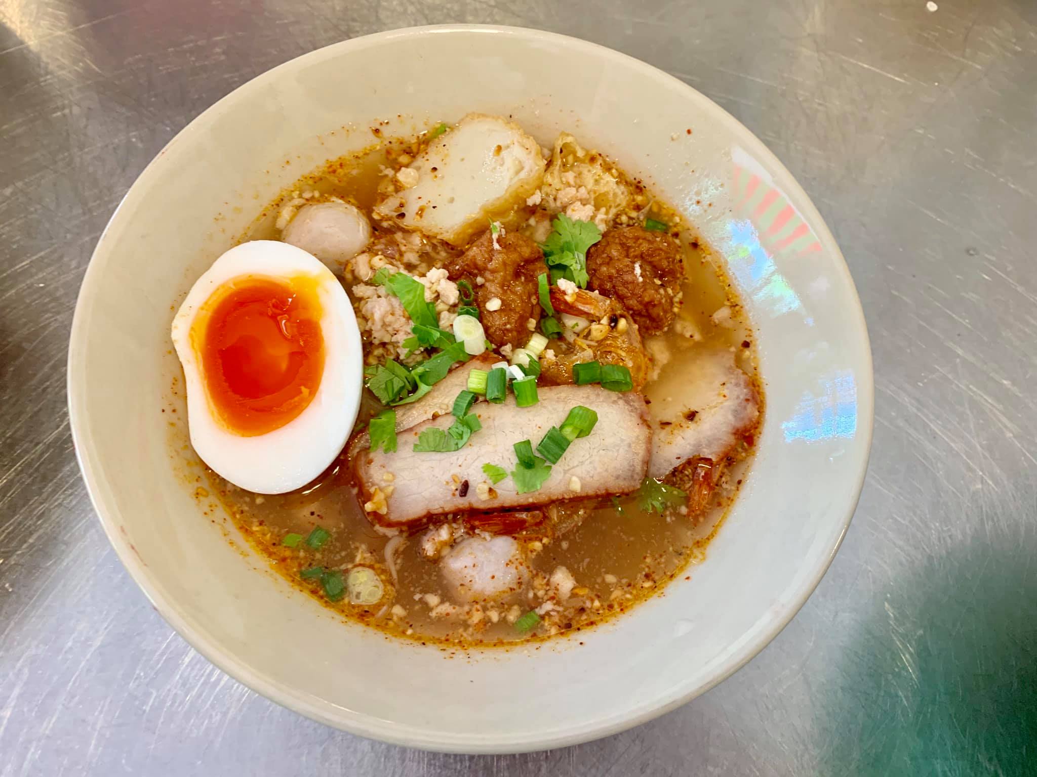 ก๋วยเตี๋ยวเกี๊ยว นายกุลรสนัว, เฮียไช้ ก๋วยเตี๋ยวต้มยำหมูบะช่อ, นัวโภชนา, Maekunkha, ก๋วยเตี๋ยวหมูป้าน้อยดินแดง แฟลต ช.3, ลุงเอสเตี๋ยวหมูต้มยำ, ก๋วยเตี๋ยวต้มยำหมูบะช่อ มาม่าหม้อไฟ เฮียจู๋-ลาดพร้าว71, ก๋วยเตี๋ยวตรอกโรงหมู, ก๋วยเตี๋ยวเอี่ยมน้อย, เจริญเส้น 查龙森, ทีเด็ด ก๋วยเตี๋ยวต้มยำหมูเด้งโบราณ, เป็นหนึ่ง ก๋วยเตี๋ยวต้มยำ เย็นตาโฟ, เล็กใหญ่ ก๋วยเตี๋ยวต้มยำโบราณ, แม่แสตมป์ก๋วยเตี๋ยวต้มยำหมูสับโบราณ, เปลว ก๋วยเตี๋ยวต้มยำ, ก๋วยเตี๋ยวต้มยำกากหมูสูตรโบราณ คลองเตย, ก๋วยเตี๋ยวต้มยำโบราณพ่อสนิท, เตี๋ยวตือ, 2พี่น้อง ก๋วยเตี๋ยวต้มยำ, พะเยาว์ก๋วยเตี๋ยวโบราณ, บ้านบุญรักษาก๋วยเตี๋ยวต้มยำโบราณ, ก๋วยเตี๋ยวต้มยำพันรี, ลุงเอ๋ก๋วยเตี๋ยวต้มยำโบราณ by plerm cup, เจ้าเจ็ด รวมโชค, ปรารีย์ ก๋วยเตี๋ยวต้มยำชามหมูเด้ง, ครัวเส้นแกงร้อน ก๋วยเตี๋ยวต้มยำ&อาหารตามสั่ง, ก๋วยเตี๋ยวหมูต้มยำมะนาวเจ็กพวง, เฮียบิ๊กห้าหม้อ