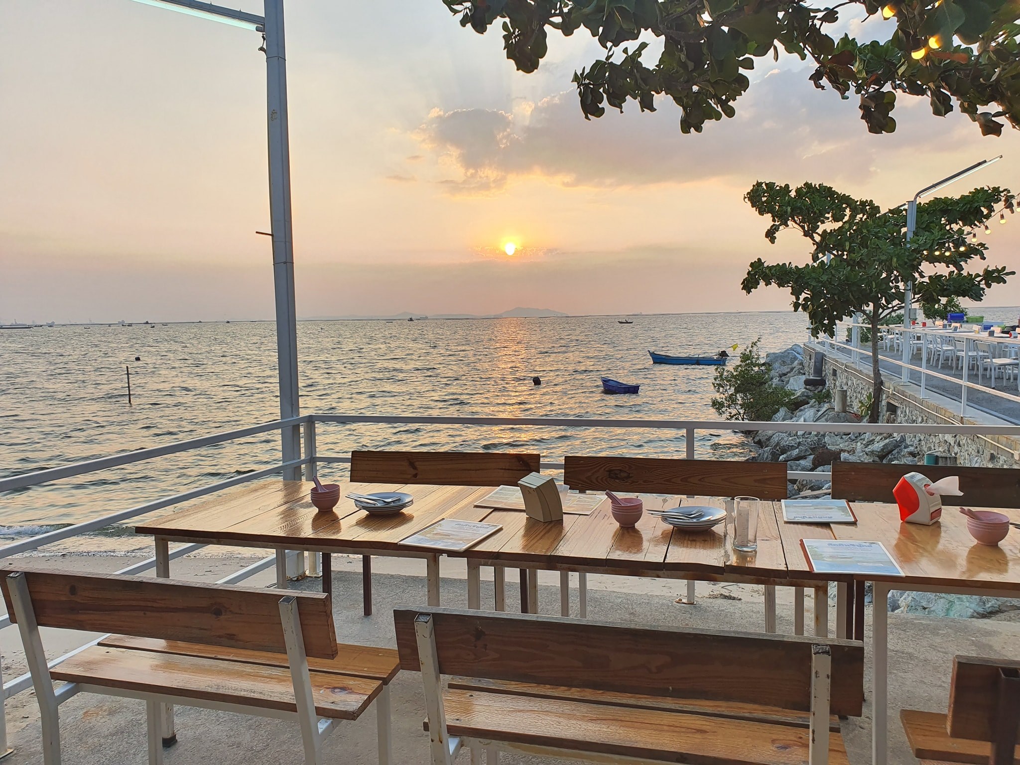 Pop View, ครัวบ้านกลางทะเล, Ripple Sea, ร้านลับหมึกช๊อต อ่าวอุดมซอย17, ร้านป๋าดำซีฟู้ด, ป้าแอ๊ดซีฟู๊ด, ติดดินซีฟู้ด, มุมอร่อย ศรีราชา, TOH CREW, เรือนน้ำซีฟู๊ด ศรีราชา, ครัวทะเล จันผา, ร้านอาหาร เฒ่าทะเล ซีฟู๊ด อ่าวอุดม, ร้านป้อมกินแล้วรวย