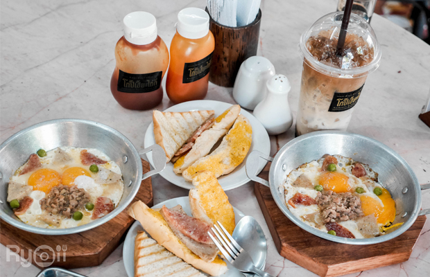 Anya Authentic Thai Cuisine, Kinu, สาขาเสาชิงช้า, ภูธรบาร์, ครัวอัปษร, สาขาถนนดินสอ, ขนมกุ๋ยช่ายเจ๊ต้อย, ตาชัยก๋วยเตี๋ยวสุโขทัย, โกปี๊เฮี้ยะไถ่กี่ ณ เสาชิงช้า, ไทยทำ เกาเหลาสมองหมู, จิต เตาถ่าน, ศิริพรโภชนา, มนต์ นมสด, เจ๊นี เผือกหิมะ, ลูกชิ้นหมูแพร่งนรา, นายอ้วนเย็นตาโฟเสาชิงช้า, สุขนิยม ขนมครกสิงคโปร์, ทิพย์สมัย ผัดไทยประตูผี, เช็งซิมอี๊ , สาขาเสาชิงช้า, Bite and Bond, ร้านติ่นฟง Tinn Feng, บรรพชน Bun Bar Chon, นมโจ เสาชิงช้า, ข้าวหมูแดงนายชุน