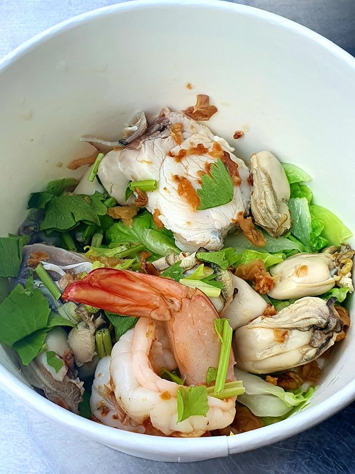 ก๋วยเตี๋ยวลูกชิ้นปลาเจ๊ปุ๊ย ห้าแยกพลับพลาชัย, ข้าวต้มแห้งคุณนิด สาขา เยาวราช X ก๋วยเตี๋ยวลูกชิ้นปลาเจ๊ส้ม, ลักตี๋ "六弟" บะหมี่เกี๊ยวทะเล เยาวราช, ห้องอาหารพูนเลิศ(เหลาะงาทิ้น)ข้าวหน้าไก่ห้าแยก, ข้าวต้มปลาตรอกถั่วงอก, ไก่บ้านพริกไทยดำ ห้าแยกพลับพลาไชย, ร้านอาหารครัวดอกไม้ขาว, ร้านไชยพราหมณ์ Made with Heart, ราดหน้า ท่ง ฮั่ว เฮง "เฮียตั๋ง", ข้าวต้มปลา by อุษณีย์, ตุ้ยนุ้ยอีทเทอรี่