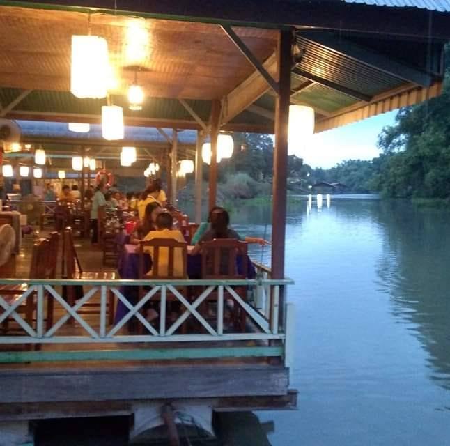 ร้านอ้นส้มตำปูม้า, ไผ่ขวาง, Zaab Station, เอมโอช by The Story, ครัวกางนา, คุ้มขวัญเจ้าเอย, ร้านบ้านเด, กุ่ยหมง, สวนอาหารเบญจรงค์ สุพรรณบุรี, ขัวะ, ลายน้ำ, มุมสบายครัวริมคลอง, ข้าวต้มโกเฑียร, นพรัตน์ ภัตตาคาร, กุ้งเป็น (เจ๊เน้ย), ขนาบน้ำสุพรรณบุรี and mellow, เรือนแพ (ครัวสุพรรณ) &amp; รีสอร์ท, ริมคลองเฮ้าส์, สุรชัยปลาเผา บึงไผ่แขก, Taiheiyo sushi suphanburi