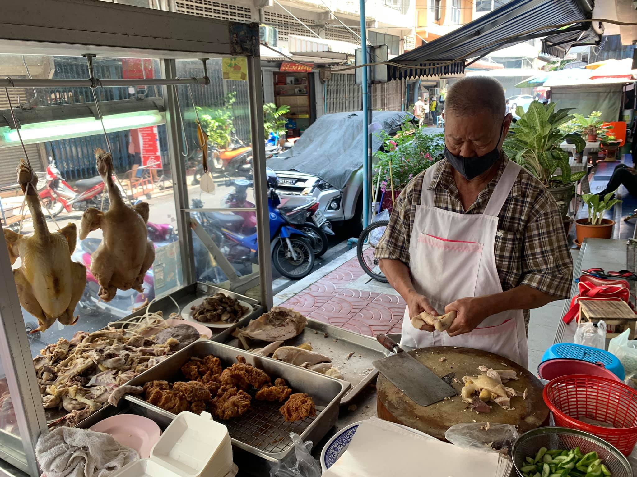 แดงราชาหอยทอด, เปาะเปี๊ยะสด ตรอกสุกร, SO-K cafe, เช็งซิมอี๊ (แป้งกลมอารมณ์ดี), ก๋วยเตี๋ยวตรอกโรงหมู, ข้าวมันไก่พิชัยไก่ตอน, Scoopp, ข้าวขาหมู "มันอยู่ในกระทะ"ตรอกโรงหมู, เบ๊ซุ่นหลี, สีมรกต, สุกี้เตาถ่าน ตรอกโรงหมู, Amass coffee art toys, Kanom Donut, ก๋วยเตี๋ยวหมูตุ๋นเจ๊ปู