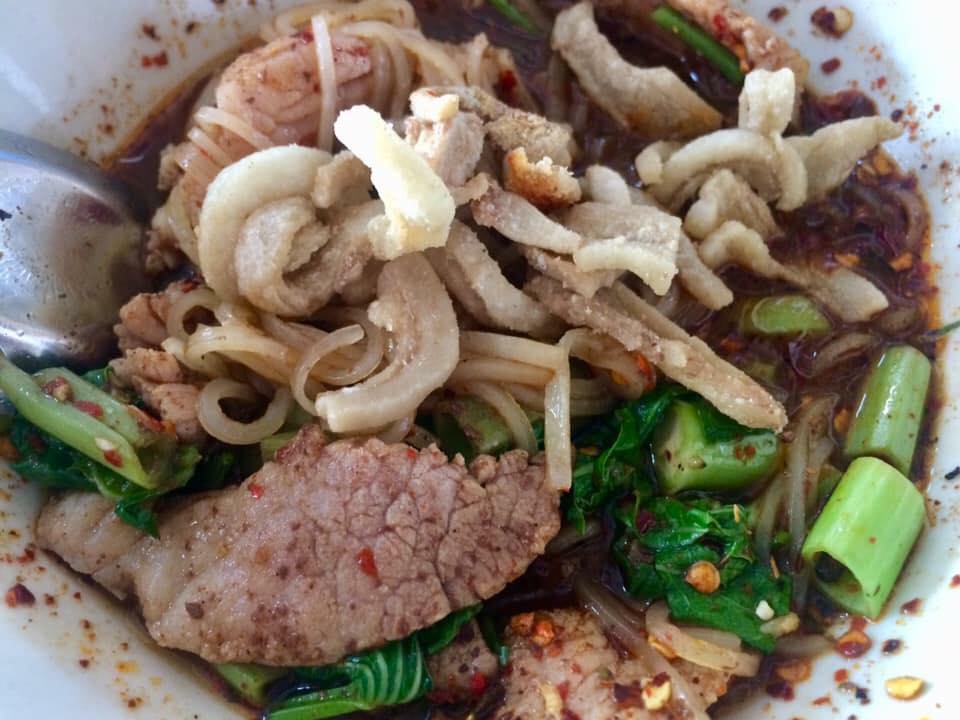 ก๋วยเตี๋ยวเรือคุณนาย,   ก๋วยเตี๋ยวเรือคุณนายเป็นร้านก๋วยเตี๋ยวเนื้อ-หมูน้ำตกน้ำข้นๆ ปรุงพร้อมเสิร์ฟชามต่อชาม เน้นเรื่องความสะอาดสดใหม่ใส่ใจทุกเมนู แต่ละอย่างยั่วน้ำลายสุดๆ ทั้งน้ำตกหมู น้ำตกเนื้อ ต้มยำไข่ เย็นตาโฟต้มยำ เริ่มที่ 35 บาท ปิดท้ายด้วยเครื่องดื่มชื่นใจสุดๆ อย่างน้ำลำไย อยากอร่อยแบบเต็มชาม หรืออยากชื่นใจกับเครื่องดื่มสมุนไพรสูตรทางร้านต้องแวะมานะคะ, ก๋วยเตี๋ยวเรืออยุธยา รจ'เด็จ, ก๋วยเตี๋ยวเรือคลองสระบัว, ก๋วยเตี๋ยวเรือห้อยขา อยุธยา, ก๋วยเตี๋ยววัดใหญ่, ก๋วยเตี๋ยวเรืออยุธยา-โอชินสูตรโบราณ