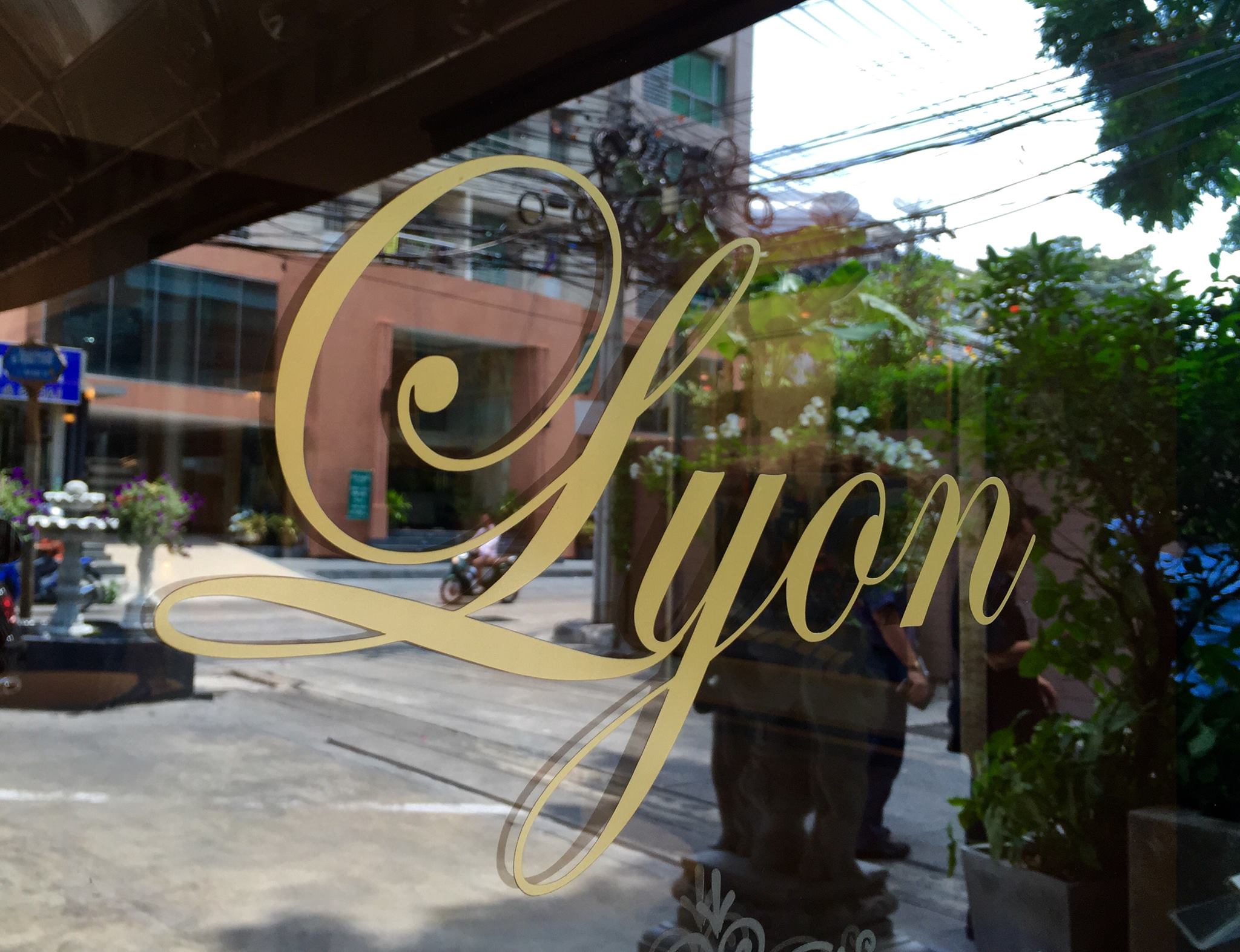 Little Sunshine Cafe, Woo Tender Bangkok, L'Escargot Bistro, Hyde &amp; Seek, Lyon French Cuisine, Sushi Niwa Bangkok, Witch's Oyster Tavern, YOKA YOKA, Neil's Bake Shoppe, Kinlenn Eatery &amp; Play, บ้านกลมกิ๊ก