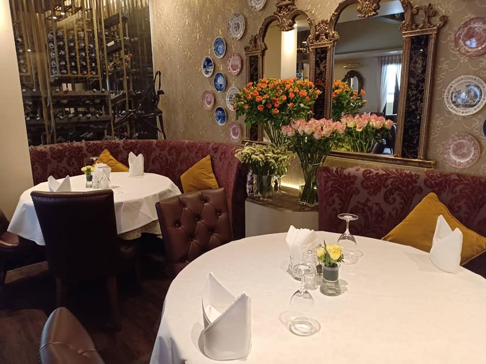 Little Sunshine Cafe, Woo Tender Bangkok, L'Escargot Bistro, Hyde &amp; Seek, Lyon French Cuisine, Sushi Niwa Bangkok, Witch's Oyster Tavern, YOKA YOKA, Neil's Bake Shoppe, Kinlenn Eatery &amp; Play, บ้านกลมกิ๊ก