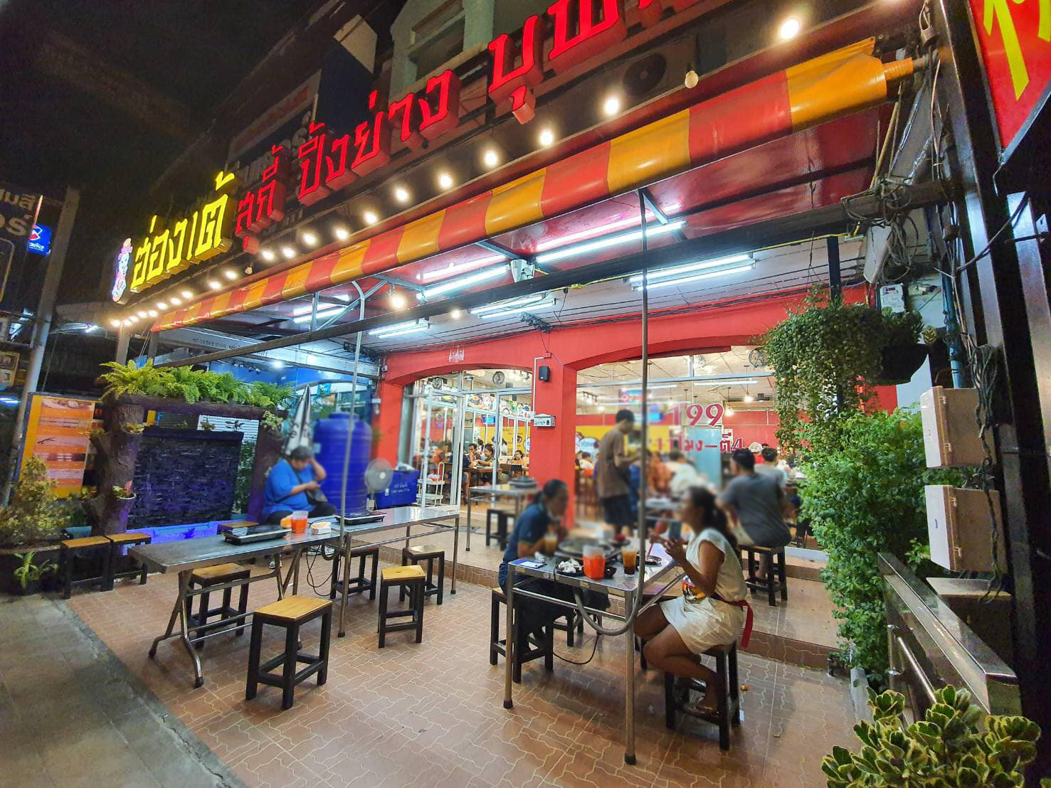 Baan suki, Y.O.U หมูกระทะ, JJANG restaurant and BBQ, ฮ่องเต้ สุกี้-ปิ้งย่าง บุฟเฟ่ต์, สุกี้ตี๋น้อย, สาขาเลียบด่วนเอกมัยรามอินทรา, BestBeef, ปิ้ง-ย่างเทวดา, Happy Suki, 18 มงกุฎ สุกี้-ชาบู, สุกี้ดารา, อร่อยติ่มซำ สุกี้สไตล์ฮ่องกง