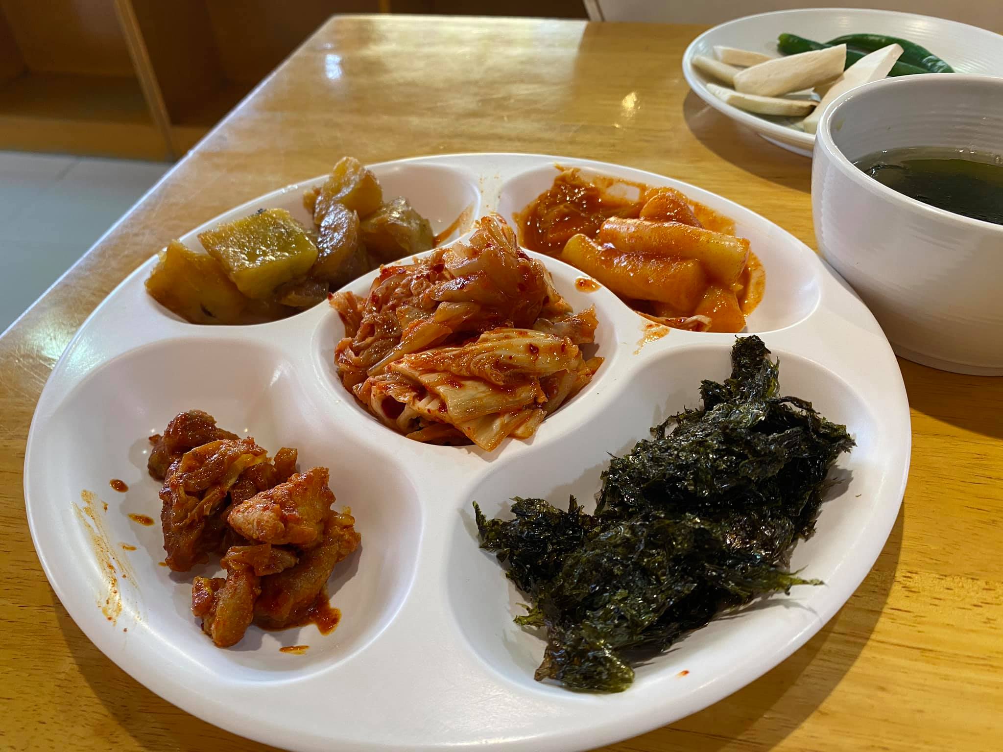 Cypher Gelato, สุกี้จินดา, สาขาลาดพร้าววังหิน, เถ่าชิ่ว น้ำเต้าหู้มือหนึ่ง, เตาถ่าน หมูกระทะ, Unfinished Coffee Roaster, เซี้ยม ก๋วยเตี๋ยวสุโขทัย วังหิน, เครปป้าเฉื่อย, สาขา Plaza Lagoon, เฝอ'54, สาขาลาดพร้าววังหิน 60, ซ้งเป็ดพะโล้, ผัดไทยวังหิน Showปัง, ราดหน้าฟาไฉ, โกวนัน, โกวใหญ่ ก๋วยเตี๋ยวหมูต้มยำ, รัตนา ราชาบะหมี่เกี๊ยวข้าวหมูแดง, ทวีชัยเป็ดพะโล้, กล้วยทอดล้านช้าง, Wood Café, หมูมาไก่ไป, เลิศทิพย์วังหิน, ก๋วยเตี๋ยวต้มยำไข่ลาวา, Buta Shabu, โก โรตีชาชัก ลาดพร้าววังหิน