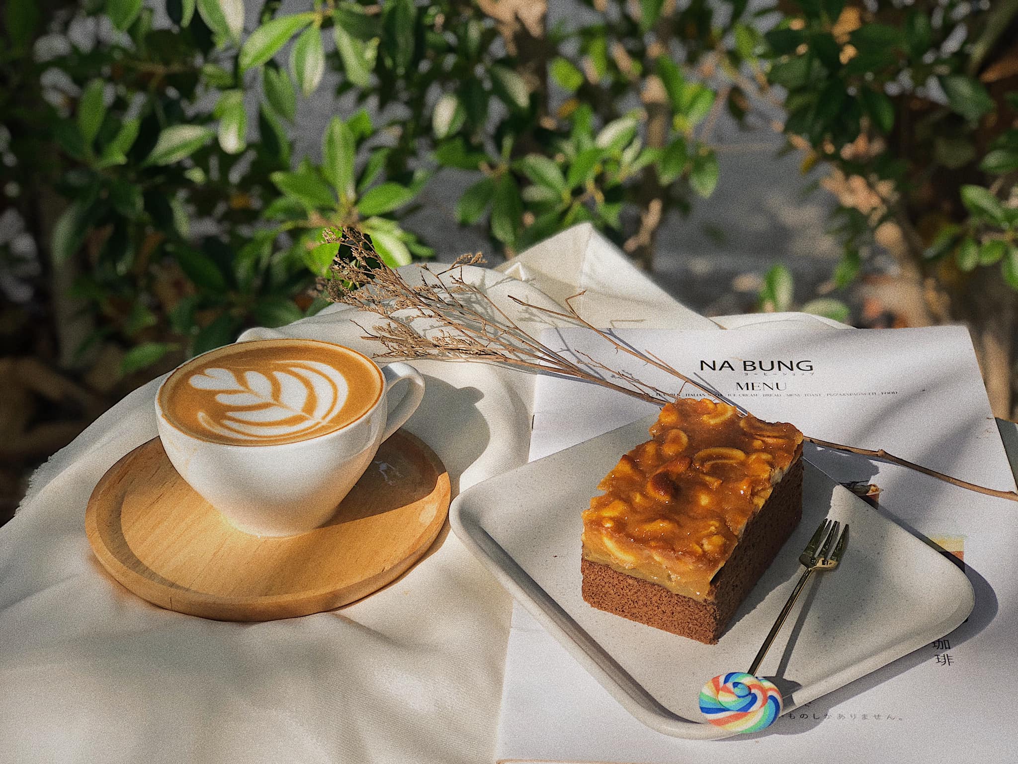 White House Forest, เกษม : KASEM Coffee, Rosie.nak, Luk Labb Coffee, Grande KAFE, KFD in Town, สวรรค์บ้านนา คาเฟ่ Food &amp; Drink, กอหญ้า คาเฟ่, ณ บุ่ง Coffee, polar polar CAFE', Yellow Pumpkin, ร้าน Yellow Pumpkin เปิดบริการตามปกติ 11.00-17.00 น. (ปิดวันพฤหัสบดี), I'm home cafe, ประจำอำเภอ, glinfon, 382 Space Café, La-Moon cafe'