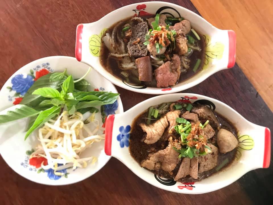 ก๋วยเตี๋ยวเรือในคลอง อยุธยา, กรุงเก่า"เตี๋ยวเรือ", ก๋วยเตี๋ยวเรือลวกปากริมคลอง & หมูกะทะ อยุธยา, ก๋วยเตี๋ยวเรืออยุธยา-โอชินสูตรโบราณ, ร้านก๋วยเตี๋ยวเรือโอ่งบนแพริมแม่น้ำน้อย, ก๋วยเตี๋ยวเรือกิมหลวน อยุธยา, ก๋วยเตี๋ยวเรือ ตาลเดี่ยว'เตี๋ยวเรือ, ก๋วยเตี๊ยวลุงแจ๊ะ (บัวหวาน), ร้านก๋วยเตี๋ยวตาไห (คลองท่อ), ก๋วยเตี๋ยวเรือแม่วันดี อยุธยา, ก๋วยเตี๋ยวเรือแม่ต่วม อยุธยา, ก๋วยเตี๋ยวเรือ เสือร้องไห้, ก๋วยเตี๋ยวเรือ "รสโจ๊ะ" ป้าไวท์, ก๋วยเตี๋ยวเรืออยุธยา ป้าษา2, ก๋วยเตี๋ยววัดใหญ่, ก๋วยเตี๋ยวเรือห้อยขา อยุธยา, ก๋วยเตี๋ยวเรือนายอ๊อฟ สูตร”ยายจง”รสดั้งเดิม, ไทยเทวา ก๋วยเตี๋ยวเรืออยุธยา, ต้อยตลาดแตก สาขาใหญ่ ก๋วยเตี๋ยวเรืออยุธยา