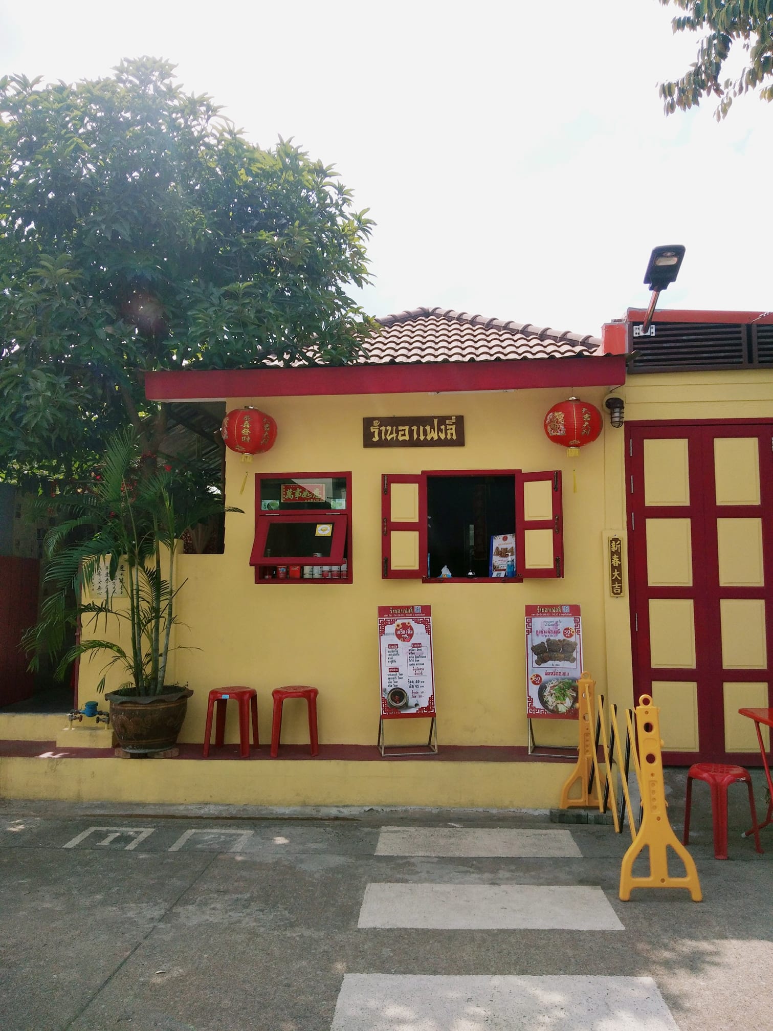 ร้านอาตี๋กุยช่าย, ร้าน ขนมกุยช่าย นายฮี้, กุยช่ายมิสหมวย, กุยช่ายสะพานหัน, ปากร้ายกุ้ยช่ายทอดตอกไข่, ขนมกุยช่ายนายพี, กุยช่ายคุณย่าวิไล, กระเพาะปลาเจ๊เอ็ง, กุยช่ายอาแปะเจ้าเก่า, อาเฟงลี่, ขนมกุ๋ยช่ายเจ๊ต้อย, กุ้ยช่ายคุณแม่, กุยช่ายเจ๊มล, กุยช่ายคุณแอ๋ววังหลัง, ท้องย้อยกุยช่าย, กุยช่ายเจ๊หมวย, เพลินเพลิน กุยช่ายทอดกรอบ