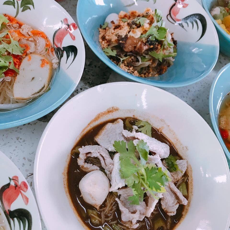 ก๋วยเตี๋ยวเรือในคลอง อยุธยา, กรุงเก่า"เตี๋ยวเรือ", ก๋วยเตี๋ยวเรือลวกปากริมคลอง & หมูกะทะ อยุธยา, ก๋วยเตี๋ยวเรืออยุธยา-โอชินสูตรโบราณ, ร้านก๋วยเตี๋ยวเรือโอ่งบนแพริมแม่น้ำน้อย, ก๋วยเตี๋ยวเรือกิมหลวน อยุธยา, ก๋วยเตี๋ยวเรือ ตาลเดี่ยว'เตี๋ยวเรือ, ก๋วยเตี๊ยวลุงแจ๊ะ (บัวหวาน), ร้านก๋วยเตี๋ยวตาไห (คลองท่อ), ก๋วยเตี๋ยวเรือแม่วันดี อยุธยา, ก๋วยเตี๋ยวเรือแม่ต่วม อยุธยา, ก๋วยเตี๋ยวเรือ เสือร้องไห้, ก๋วยเตี๋ยวเรือ "รสโจ๊ะ" ป้าไวท์, ก๋วยเตี๋ยวเรืออยุธยา ป้าษา2, ก๋วยเตี๋ยววัดใหญ่, ก๋วยเตี๋ยวเรือห้อยขา อยุธยา, ก๋วยเตี๋ยวเรือนายอ๊อฟ สูตร”ยายจง”รสดั้งเดิม, ไทยเทวา ก๋วยเตี๋ยวเรืออยุธยา, ต้อยตลาดแตก สาขาใหญ่ ก๋วยเตี๋ยวเรืออยุธยา