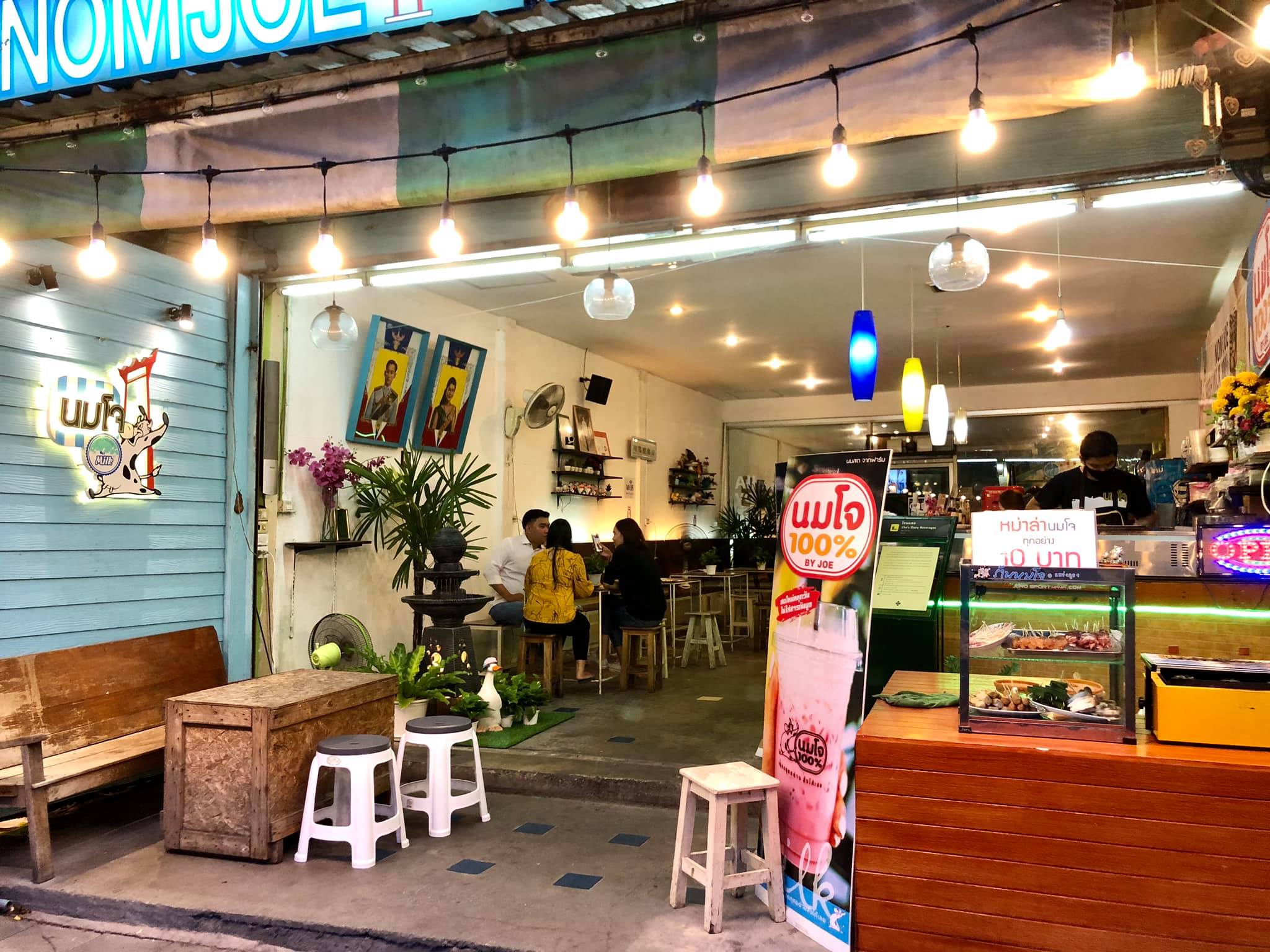 Anya Authentic Thai Cuisine, Kinu, สาขาเสาชิงช้า, ภูธรบาร์, ครัวอัปษร, สาขาถนนดินสอ, ขนมกุ๋ยช่ายเจ๊ต้อย, ตาชัยก๋วยเตี๋ยวสุโขทัย, โกปี๊เฮี้ยะไถ่กี่ ณ เสาชิงช้า, ไทยทำ เกาเหลาสมองหมู, จิต เตาถ่าน, ศิริพรโภชนา, มนต์ นมสด, เจ๊นี เผือกหิมะ, ลูกชิ้นหมูแพร่งนรา, นายอ้วนเย็นตาโฟเสาชิงช้า, สุขนิยม ขนมครกสิงคโปร์, ทิพย์สมัย ผัดไทยประตูผี, เช็งซิมอี๊ , สาขาเสาชิงช้า, Bite and Bond, ร้านติ่นฟง Tinn Feng, บรรพชน Bun Bar Chon, นมโจ เสาชิงช้า, ข้าวหมูแดงนายชุน