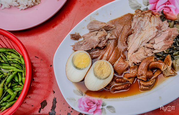 แดงราชาหอยทอด, เปาะเปี๊ยะสด ตรอกสุกร, SO-K cafe, เช็งซิมอี๊ (แป้งกลมอารมณ์ดี), ก๋วยเตี๋ยวตรอกโรงหมู, ข้าวมันไก่พิชัยไก่ตอน, Scoopp, ข้าวขาหมู "มันอยู่ในกระทะ"ตรอกโรงหมู, เบ๊ซุ่นหลี, สีมรกต, สุกี้เตาถ่าน ตรอกโรงหมู, Amass coffee art toys, Kanom Donut, ก๋วยเตี๋ยวหมูตุ๋นเจ๊ปู