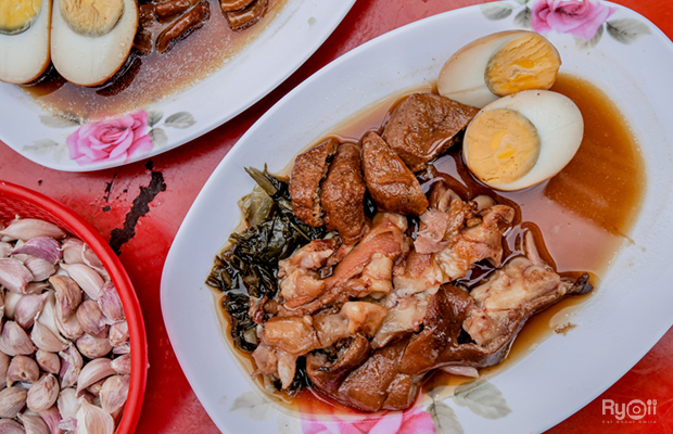 แดงราชาหอยทอด, เปาะเปี๊ยะสด ตรอกสุกร, SO-K cafe, เช็งซิมอี๊ (แป้งกลมอารมณ์ดี), ก๋วยเตี๋ยวตรอกโรงหมู, ข้าวมันไก่พิชัยไก่ตอน, Scoopp, ข้าวขาหมู "มันอยู่ในกระทะ"ตรอกโรงหมู, เบ๊ซุ่นหลี, สีมรกต, สุกี้เตาถ่าน ตรอกโรงหมู, Amass coffee art toys, Kanom Donut, ก๋วยเตี๋ยวหมูตุ๋นเจ๊ปู