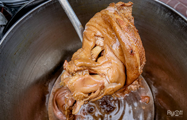 แดงราชาหอยทอด, เปาะเปี๊ยะสด ตรอกสุกร, SO-K cafe, เช็งซิมอี๊ (แป้งกลมอารมณ์ดี), ก๋วยเตี๋ยวตรอกโรงหมู, ข้าวมันไก่พิชัยไก่ตอน, Scoopp, ข้าวขาหมู "มันอยู่ในกระทะ"ตรอกโรงหมู, เบ๊ซุ่นหลี, สีมรกต, สุกี้เตาถ่าน ตรอกโรงหมู, Amass coffee art toys, Kanom Donut, ก๋วยเตี๋ยวหมูตุ๋นเจ๊ปู