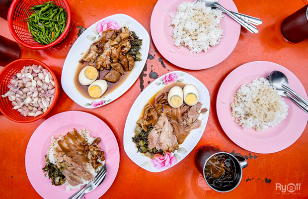 แดงราชาหอยทอด, เปาะเปี๊ยะสด ตรอกสุกร, SO-K cafe, เช็งซิมอี๊ (แป้งกลมอารมณ์ดี), ก๋วยเตี๋ยวตรอกโรงหมู, ข้าวมันไก่พิชัยไก่ตอน, Scoopp, ข้าวขาหมู "มันอยู่ในกระทะ"ตรอกโรงหมู, เบ๊ซุ่นหลี, สีมรกต, สุกี้เตาถ่าน ตรอกโรงหมู, Amass coffee art toys, Kanom Donut, ก๋วยเตี๋ยวหมูตุ๋นเจ๊ปู