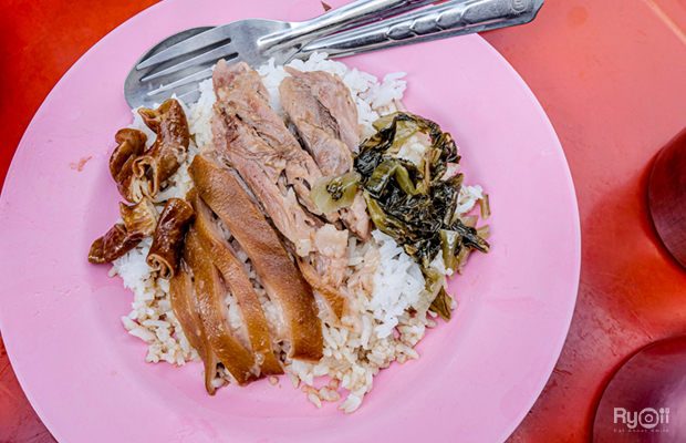 แดงราชาหอยทอด, เปาะเปี๊ยะสด ตรอกสุกร, SO-K cafe, เช็งซิมอี๊ (แป้งกลมอารมณ์ดี), ก๋วยเตี๋ยวตรอกโรงหมู, ข้าวมันไก่พิชัยไก่ตอน, Scoopp, ข้าวขาหมู "มันอยู่ในกระทะ"ตรอกโรงหมู, เบ๊ซุ่นหลี, สีมรกต, สุกี้เตาถ่าน ตรอกโรงหมู, Amass coffee art toys, Kanom Donut, ก๋วยเตี๋ยวหมูตุ๋นเจ๊ปู