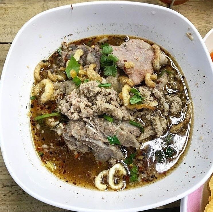 หลังรามฯเมี่ยงปลาเผา, ก๋วยเตี๋ยวกระดูกหมูป้ายเหลือง ลุงจำเนียร, แกงป่า, หนึ่งปูม้าทะเลเผา , โจ๊กข้อไก่ VS., ร้านอาหารจันทน์หอม