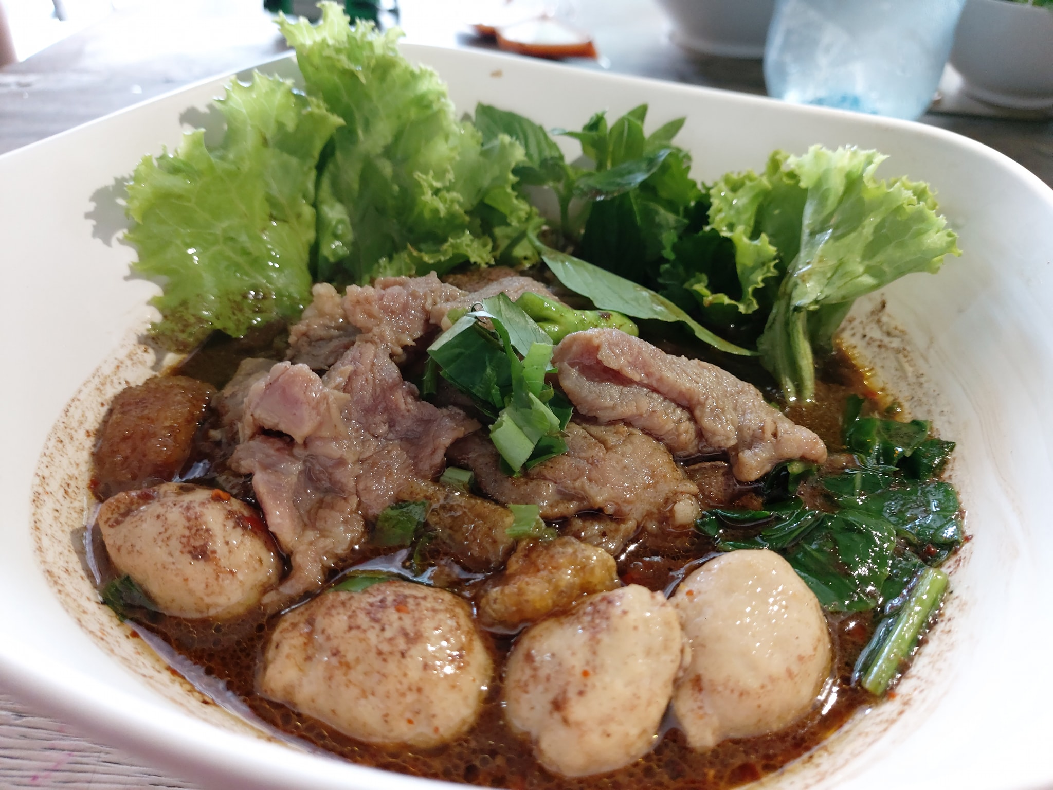 หลังรามฯเมี่ยงปลาเผา, ก๋วยเตี๋ยวกระดูกหมูป้ายเหลือง ลุงจำเนียร, แกงป่า, หนึ่งปูม้าทะเลเผา , โจ๊กข้อไก่ VS., ร้านอาหารจันทน์หอม