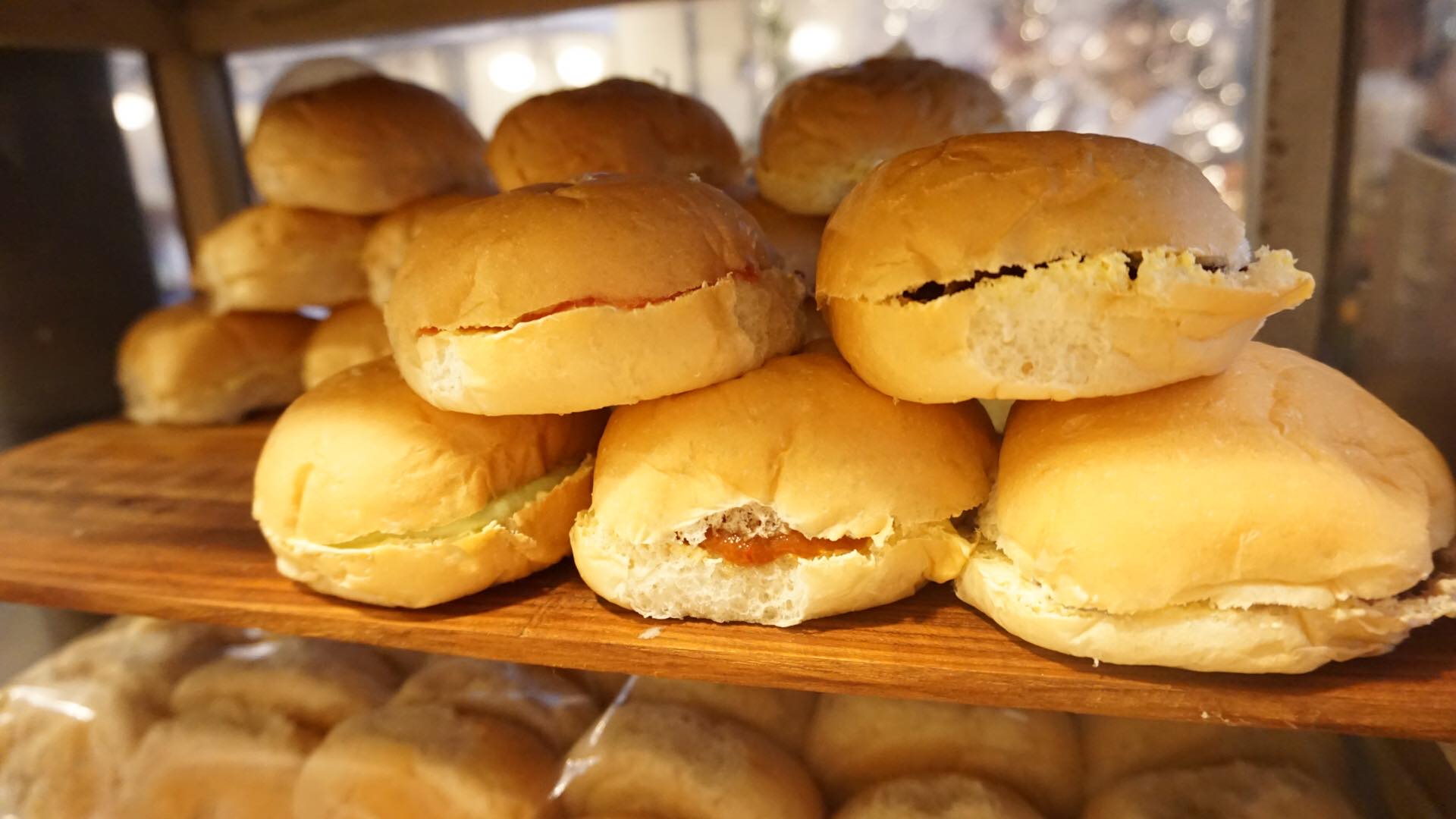 Anya Authentic Thai Cuisine, Kinu, สาขาเสาชิงช้า, ภูธรบาร์, ครัวอัปษร, สาขาถนนดินสอ, ขนมกุ๋ยช่ายเจ๊ต้อย, ตาชัยก๋วยเตี๋ยวสุโขทัย, โกปี๊เฮี้ยะไถ่กี่ ณ เสาชิงช้า, ไทยทำ เกาเหลาสมองหมู, จิต เตาถ่าน, ศิริพรโภชนา, มนต์ นมสด, เจ๊นี เผือกหิมะ, ลูกชิ้นหมูแพร่งนรา, นายอ้วนเย็นตาโฟเสาชิงช้า, สุขนิยม ขนมครกสิงคโปร์, ทิพย์สมัย ผัดไทยประตูผี, เช็งซิมอี๊ , สาขาเสาชิงช้า, Bite and Bond, ร้านติ่นฟง Tinn Feng, บรรพชน Bun Bar Chon, นมโจ เสาชิงช้า, ข้าวหมูแดงนายชุน