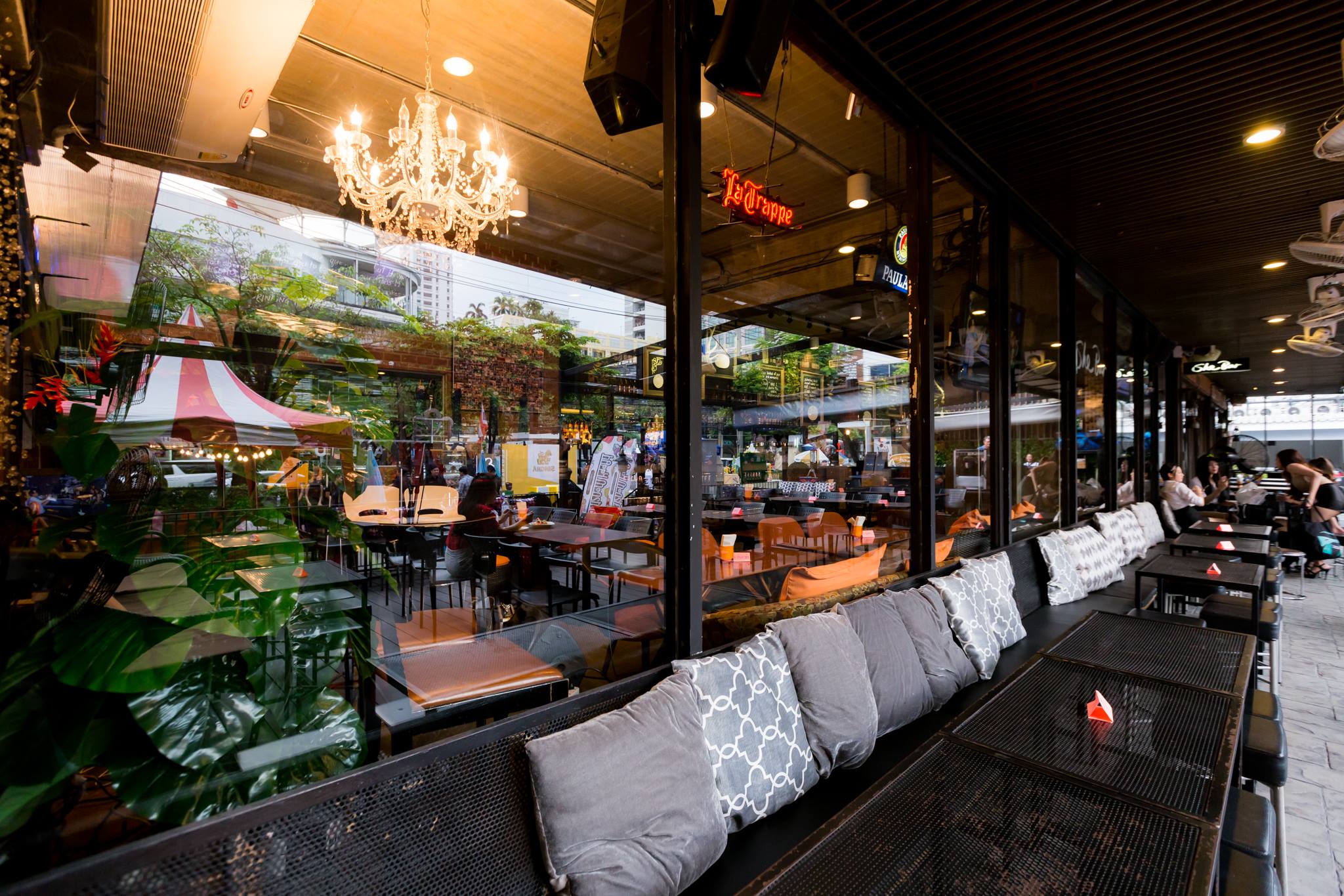 Pachi Bangkok, AINU Bar, Beer Belly Bkk, Cardroom BKK, She Bar, Rabbit Hole, Ekamai Beer House, SOHO BKK, Thonglor Yokocho トンロー横丁, Nowhere (โนแวร์), Another Round, HEAP Cafe' &amp; Restaurant