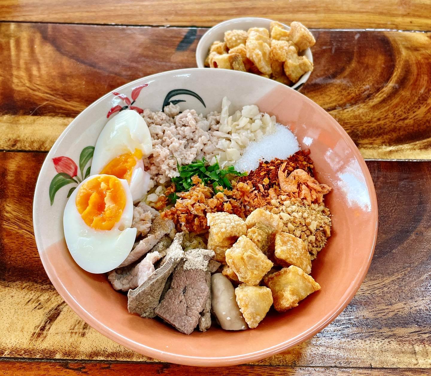 ก๋วยเตี๋ยวต้มยำเจ้ดำ200ปี, ก๋วยเตี๋ยวต้มยำนายฮัน, ปากแดงก๋วยเตี๋ยวต้มยำ, บ้านก๋วยเตี๋ยวต้มยำหมูเด้ง ลาดพร้าว101, ก๋วยเตี๋ยวต้มยำไข่ลาวา, ก๋วยเตี๋ยวต้มยำกากหมู สูตรโบราณ ท่าน้ำนนท์, เด็กเส้น, พี่อ้อ ก๋วยเตี๋ยวต้มยำกุ้ง