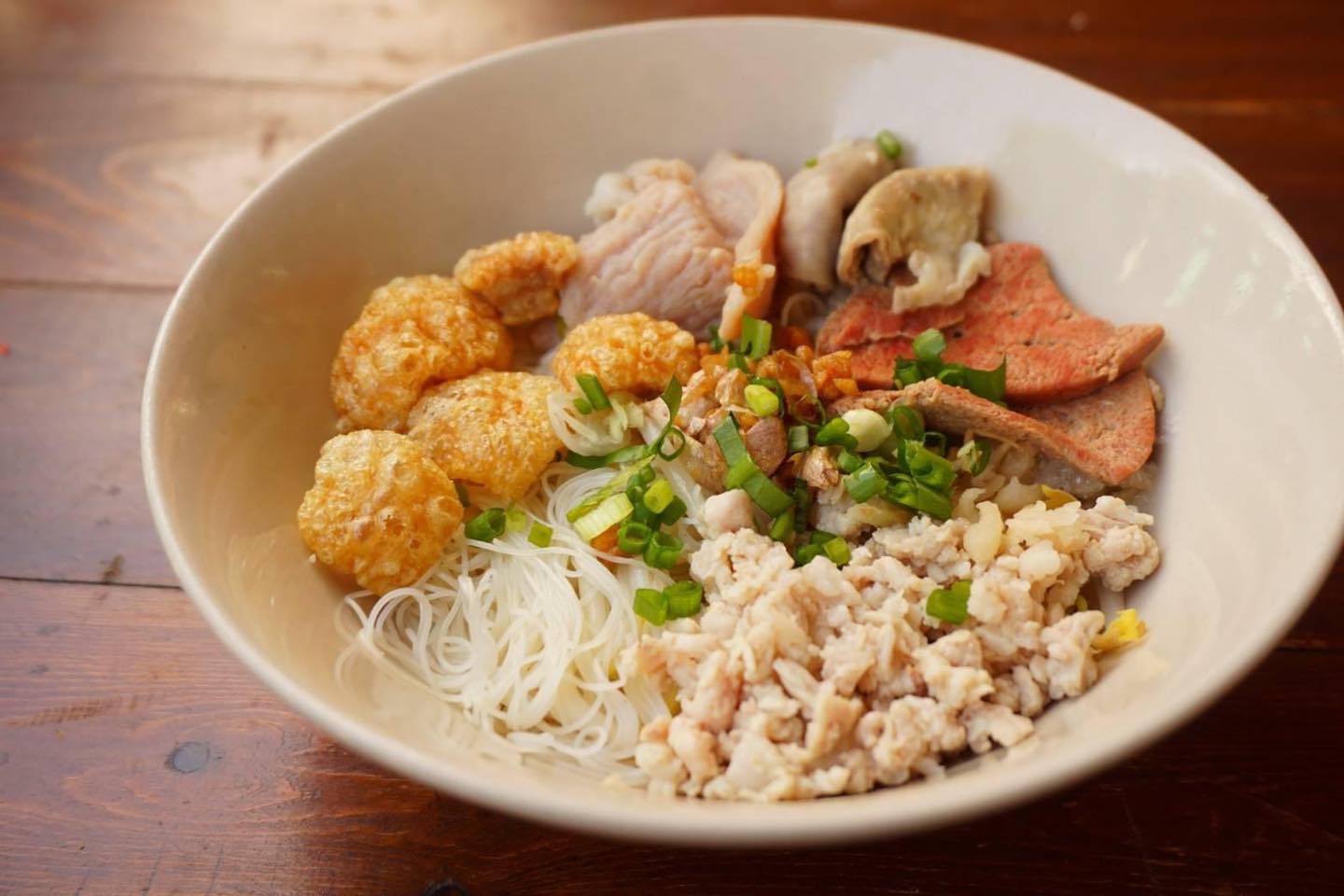 ก๋วยเตี๋ยวต้มยำเจ้ดำ200ปี, ก๋วยเตี๋ยวต้มยำนายฮัน, ปากแดงก๋วยเตี๋ยวต้มยำ, บ้านก๋วยเตี๋ยวต้มยำหมูเด้ง ลาดพร้าว101, ก๋วยเตี๋ยวต้มยำไข่ลาวา, ก๋วยเตี๋ยวต้มยำกากหมู สูตรโบราณ ท่าน้ำนนท์, เด็กเส้น, พี่อ้อ ก๋วยเตี๋ยวต้มยำกุ้ง