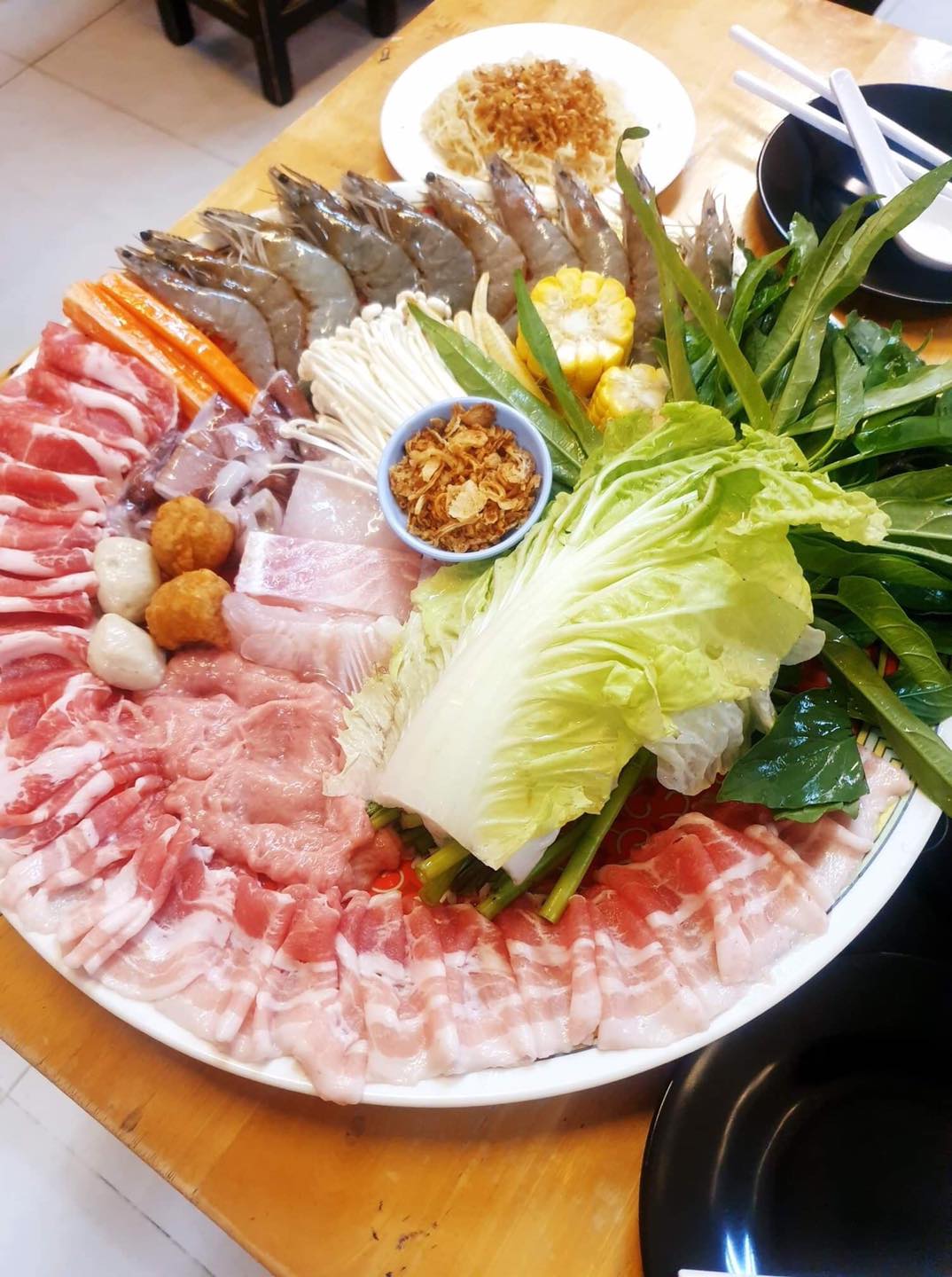 Baan suki, Y.O.U หมูกระทะ, JJANG restaurant and BBQ, ฮ่องเต้ สุกี้-ปิ้งย่าง บุฟเฟ่ต์, สุกี้ตี๋น้อย, สาขาเลียบด่วนเอกมัยรามอินทรา, BestBeef, ปิ้ง-ย่างเทวดา, Happy Suki, 18 มงกุฎ สุกี้-ชาบู, สุกี้ดารา, อร่อยติ่มซำ สุกี้สไตล์ฮ่องกง