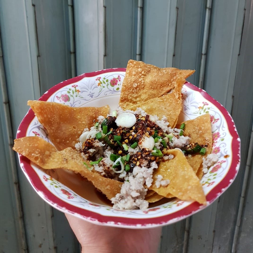 ก๋วยเตี๋ยวลูกชิ้นปลาเจ๊ปุ๊ย ห้าแยกพลับพลาชัย, ข้าวต้มแห้งคุณนิด สาขา เยาวราช X ก๋วยเตี๋ยวลูกชิ้นปลาเจ๊ส้ม, ลักตี๋ "六弟" บะหมี่เกี๊ยวทะเล เยาวราช, ห้องอาหารพูนเลิศ(เหลาะงาทิ้น)ข้าวหน้าไก่ห้าแยก, ข้าวต้มปลาตรอกถั่วงอก, ไก่บ้านพริกไทยดำ ห้าแยกพลับพลาไชย, ร้านอาหารครัวดอกไม้ขาว, ร้านไชยพราหมณ์ Made with Heart, ราดหน้า ท่ง ฮั่ว เฮง "เฮียตั๋ง", ข้าวต้มปลา by อุษณีย์, ตุ้ยนุ้ยอีทเทอรี่