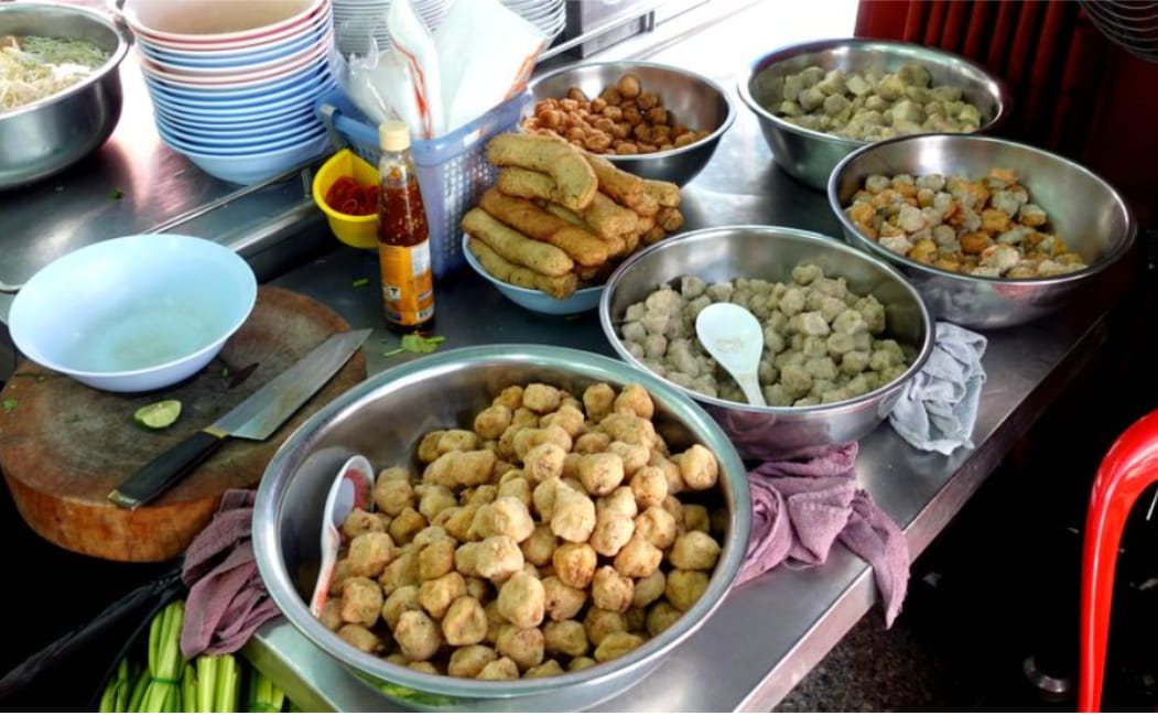 ก๋วยเตี๋ยวหม้อทอง เจริญกรุง57, ร้านเจ๊โหนก ก๋วยเตี๋ยวแคะ, ก๋วยเตี๋ยวแคะโคตรเครื่อง คอนแวนต์, ก๋วยเตี๋ยวแคะจุฬาเจ้าเก่า, ตั้งยู้ฮวด ลูกชิ้นกุ้งนี่ง, ก๋วยเตี๋ยวแคะ นายเหงี่ยน, ก๋วยเตี๋ยวแคะสุชาดา(จู)วรจักร, โกโจก๋วยเตี๋ยวแคะเจ้าเก่า2521 นายอ้วนหลังวัดสุทัศน์, ก๋วยเตี๋ยวแคะไปรษณีย์กลาง - วังหลัง, ก๋วยเตี๋ยวแคะสี่พระยา, ก๋วยเตี๋ยวแคะสีลม - ตรอกกะจั๊วในตำนาน, สุวิมลก๋วยเตี๋ยวแคะ ตลาดนางเลิ้ง, ตั้งหวังเจ๊ง ก๋วยเตี๋ยวแคะนายอ้วนเจ้าเก่า-เสาชิงช้า