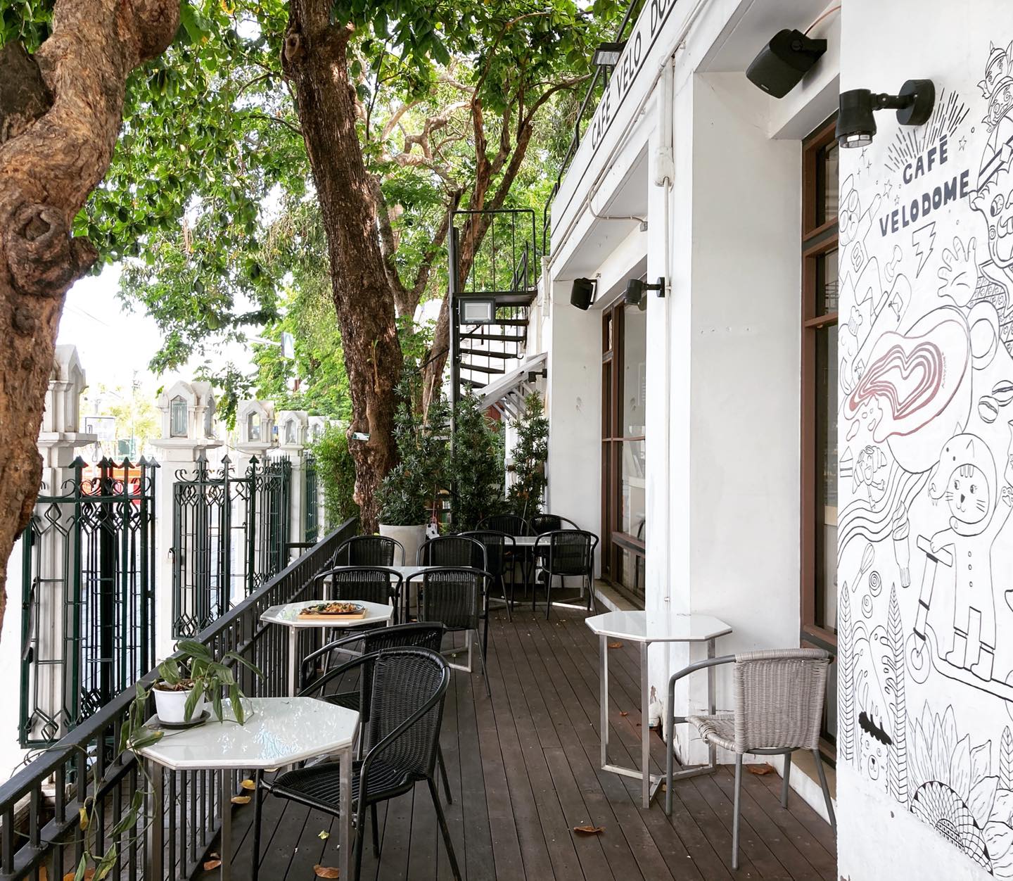 อร่อยเด็ด, ร้านข้าวต้มนายอ๋า, ร้านฟ้ามุ่ย, ร้านสุธาทิพย์, Blue Tree coffeebar, ร้านชั่งเส็ง ก๋วยเตี๋ยวลูกชิ้นปลา (เจ้เกียว), Pat Cafe Boraan แพท คาเฟ่ โบราณ, อ้วนโภชนา อาหารไทย อีสาน , ครัวป้าแดงบางลำพู, Cafe' Velodome