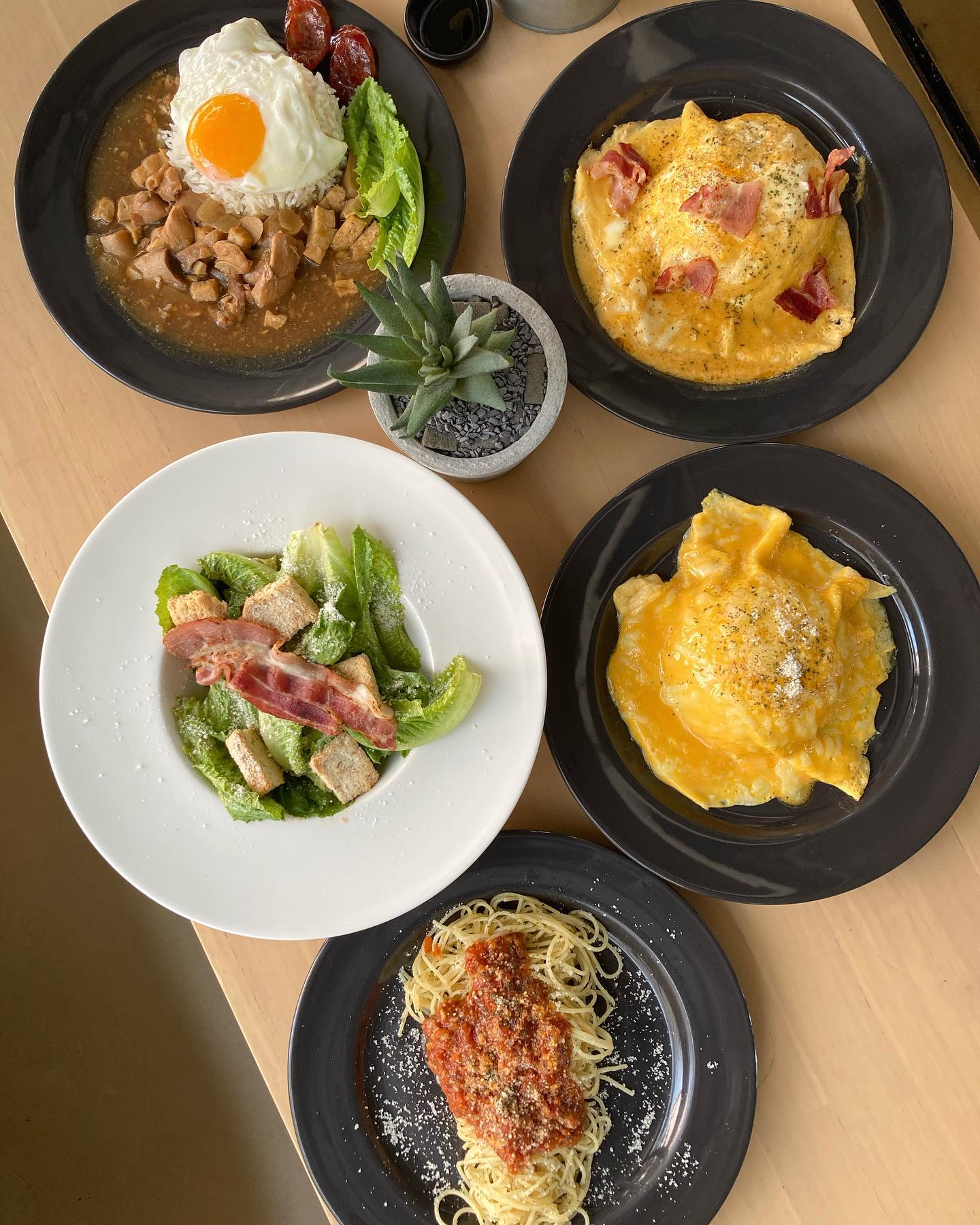 อร่อยเด็ด, ร้านข้าวต้มนายอ๋า, ร้านฟ้ามุ่ย, ร้านสุธาทิพย์, Blue Tree coffeebar, ร้านชั่งเส็ง ก๋วยเตี๋ยวลูกชิ้นปลา (เจ้เกียว), Pat Cafe Boraan แพท คาเฟ่ โบราณ, อ้วนโภชนา อาหารไทย อีสาน , ครัวป้าแดงบางลำพู, Cafe' Velodome