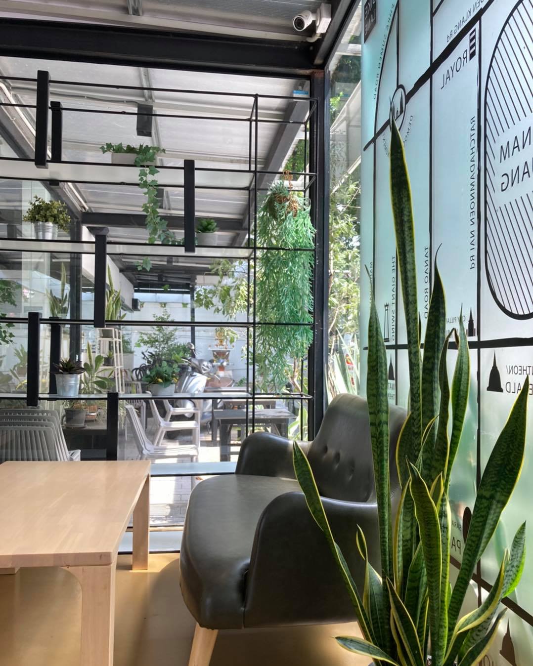 อร่อยเด็ด, ร้านข้าวต้มนายอ๋า, ร้านฟ้ามุ่ย, ร้านสุธาทิพย์, Blue Tree coffeebar, ร้านชั่งเส็ง ก๋วยเตี๋ยวลูกชิ้นปลา (เจ้เกียว), Pat Cafe Boraan แพท คาเฟ่ โบราณ, อ้วนโภชนา อาหารไทย อีสาน , ครัวป้าแดงบางลำพู, Cafe' Velodome