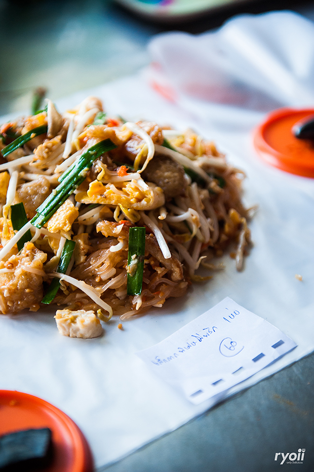 บ้านใหญ่ผัดไทยเตาถ่าน, ผัดไทยคุณยาย เสนาวิลล่า, ซอย7 แฮปปี้แลนด์, ผัดไทยหน้าช่องฯ, ผัดไทยายแถม ถนนวิสุทธิกษัตริย์, ทิพย์สมัย ผัดไทยประตูผี, ลุงภา ผัดไทย เจ้าเก่า, ผัดไทยเสวย ลาดพร้าว71, ประทุมทิพย์ผัดไทย, ผัดไทยวังหิน Showปัง, พรพิมลผัดไทย หอยทอด ราดซอสมันกุ้งรัชดา3แยก8 , เฮงหอยทอดชาวเล, ผัดไทยไฟทะลุ, ผัดไท นรกแตก, ผัดไทยรสเด็ดวงเวียนใหญ่ ไม่ใส่ผงชูรส, สอบถามเพิ่มเติม โทร. 02 438 8388, ผัดไทเทเวศร์ 359