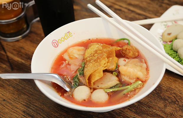 ส้มตำอุทุมพรกสิกรบางลำพู, คาริม โรตีมะตะบะ​, ขนมจีนน้ำยา บางลำภู, เจ้กบบางลำภู ต้มยำกุ้งรอบกลางคืน, Patonggo Cafe, จิระเย็นตาโฟ, ข้าวแกงบางลำพู 2517, ขนมเบื้องแม่ประภา, อาอีซะฮ์ รสดี, พัวกี่, ก๋วยเตี๋ยวลูกชิ้นปลานายง้ำ, โรงนํ้าชา มิตรามิตร, ข้าวแช่แม่ศิริ บางลำพู, พิกุลถั่วแปบแป้งสด, ห้องอาหารกร บางลำพู, เตี๋ยวตุ๋นบ้านสวน สาขาบางลำพู