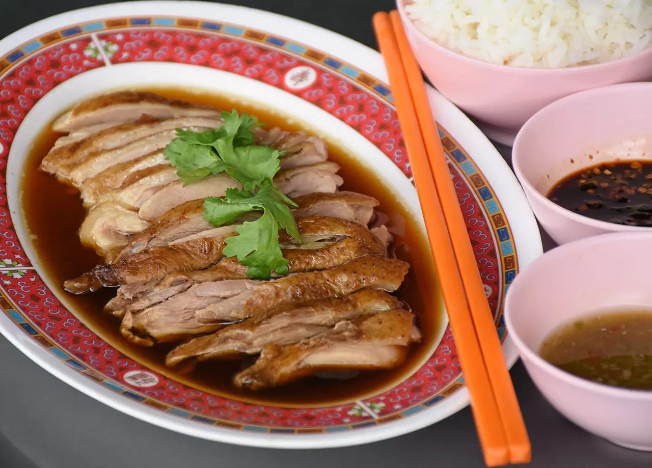 Cypher Gelato, สุกี้จินดา, สาขาลาดพร้าววังหิน, เถ่าชิ่ว น้ำเต้าหู้มือหนึ่ง, เตาถ่าน หมูกระทะ, Unfinished Coffee Roaster, เซี้ยม ก๋วยเตี๋ยวสุโขทัย วังหิน, เครปป้าเฉื่อย, สาขา Plaza Lagoon, เฝอ'54, สาขาลาดพร้าววังหิน 60, ซ้งเป็ดพะโล้, ผัดไทยวังหิน Showปัง, ราดหน้าฟาไฉ, โกวนัน, โกวใหญ่ ก๋วยเตี๋ยวหมูต้มยำ, รัตนา ราชาบะหมี่เกี๊ยวข้าวหมูแดง, ทวีชัยเป็ดพะโล้, กล้วยทอดล้านช้าง, Wood Café, หมูมาไก่ไป, เลิศทิพย์วังหิน, ก๋วยเตี๋ยวต้มยำไข่ลาวา, Buta Shabu, โก โรตีชาชัก ลาดพร้าววังหิน