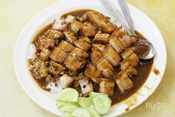 แดงราชาหอยทอด, เปาะเปี๊ยะสด ตรอกสุกร, SO-K cafe, เช็งซิมอี๊ (แป้งกลมอารมณ์ดี), ก๋วยเตี๋ยวตรอกโรงหมู, ข้าวมันไก่พิชัยไก่ตอน, Scoopp, ข้าวขาหมู "มันอยู่ในกระทะ"ตรอกโรงหมู, เบ๊ซุ่นหลี, สีมรกต, สุกี้เตาถ่าน ตรอกโรงหมู, Amass coffee art toys, Kanom Donut, ก๋วยเตี๋ยวหมูตุ๋นเจ๊ปู