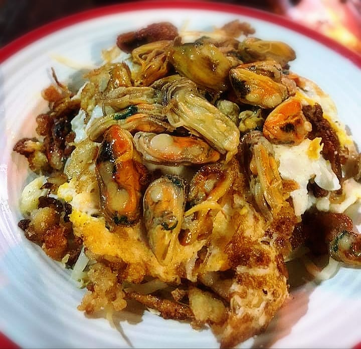 ก๋วยเตี๋ยวสูตรโบราณป้าพร, ร้านหอยทอดสิงห์บุรี, หมูสะเต๊ะ เฮียแกละ, ร้านจุ้งบริการ, ก๋วยเตี๋ยวหมูเฮียติ่ง, ก๋วยเตี๋ยวหมูเฮียติ่ง เปิดบริการตามปกติ ทุกวัน เวลา 10:00–19:00 น. สอบถามเพิ่มเติม โทร. 081 365 8495 , ร้านหอยทอดย่าชิต หน้าวัดธรรมนิยม อยุธยา, ก๋วยเตี๋ยวเรือไก่ฉีกป้าปุ๊, บ้านไม้ริมน้ำ, ก๋วยเตี๋ยวไทยบ้านคุณยายหยด สาขาอยุธยา