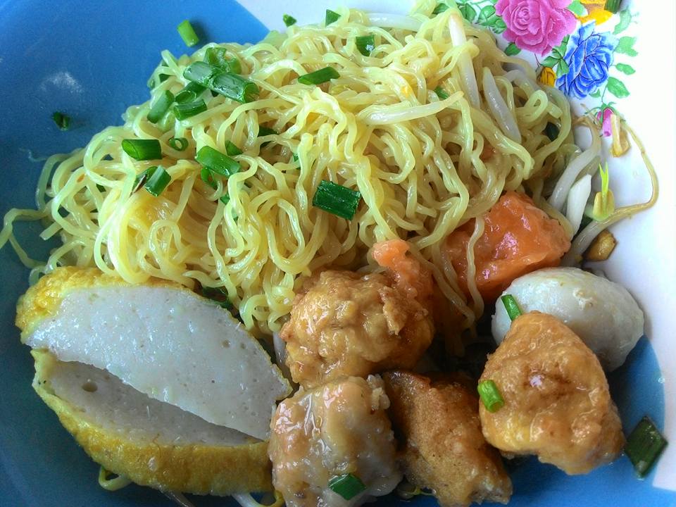 ก๋วยเตี๋ยวหม้อทอง เจริญกรุง57, ร้านเจ๊โหนก ก๋วยเตี๋ยวแคะ, ก๋วยเตี๋ยวแคะโคตรเครื่อง คอนแวนต์, ก๋วยเตี๋ยวแคะจุฬาเจ้าเก่า, ตั้งยู้ฮวด ลูกชิ้นกุ้งนี่ง, ก๋วยเตี๋ยวแคะ นายเหงี่ยน, ก๋วยเตี๋ยวแคะสุชาดา(จู)วรจักร, โกโจก๋วยเตี๋ยวแคะเจ้าเก่า2521 นายอ้วนหลังวัดสุทัศน์, ก๋วยเตี๋ยวแคะไปรษณีย์กลาง - วังหลัง, ก๋วยเตี๋ยวแคะสี่พระยา, ก๋วยเตี๋ยวแคะสีลม - ตรอกกะจั๊วในตำนาน, สุวิมลก๋วยเตี๋ยวแคะ ตลาดนางเลิ้ง, ตั้งหวังเจ๊ง ก๋วยเตี๋ยวแคะนายอ้วนเจ้าเก่า-เสาชิงช้า