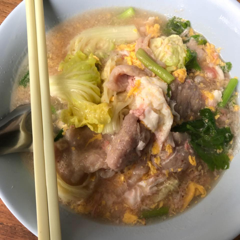 แดงราชาหอยทอด, เปาะเปี๊ยะสด ตรอกสุกร, SO-K cafe, เช็งซิมอี๊ (แป้งกลมอารมณ์ดี), ก๋วยเตี๋ยวตรอกโรงหมู, ข้าวมันไก่พิชัยไก่ตอน, Scoopp, ข้าวขาหมู "มันอยู่ในกระทะ"ตรอกโรงหมู, เบ๊ซุ่นหลี, สีมรกต, สุกี้เตาถ่าน ตรอกโรงหมู, Amass coffee art toys, Kanom Donut, ก๋วยเตี๋ยวหมูตุ๋นเจ๊ปู