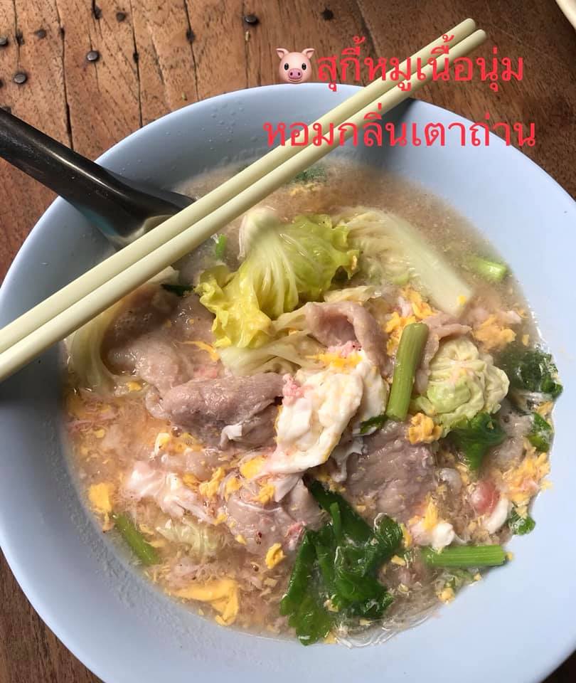 แดงราชาหอยทอด, เปาะเปี๊ยะสด ตรอกสุกร, SO-K cafe, เช็งซิมอี๊ (แป้งกลมอารมณ์ดี), ก๋วยเตี๋ยวตรอกโรงหมู, ข้าวมันไก่พิชัยไก่ตอน, Scoopp, ข้าวขาหมู "มันอยู่ในกระทะ"ตรอกโรงหมู, เบ๊ซุ่นหลี, สีมรกต, สุกี้เตาถ่าน ตรอกโรงหมู, Amass coffee art toys, Kanom Donut, ก๋วยเตี๋ยวหมูตุ๋นเจ๊ปู