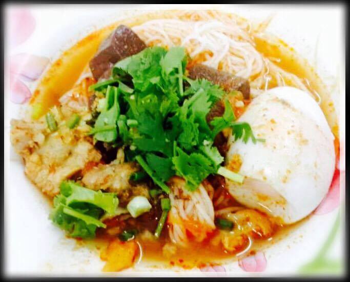 ส้มตำอุทุมพรกสิกรบางลำพู, คาริม โรตีมะตะบะ​, ขนมจีนน้ำยา บางลำภู, เจ้กบบางลำภู ต้มยำกุ้งรอบกลางคืน, Patonggo Cafe, จิระเย็นตาโฟ, ข้าวแกงบางลำพู 2517, ขนมเบื้องแม่ประภา, อาอีซะฮ์ รสดี, พัวกี่, ก๋วยเตี๋ยวลูกชิ้นปลานายง้ำ, โรงนํ้าชา มิตรามิตร, ข้าวแช่แม่ศิริ บางลำพู, พิกุลถั่วแปบแป้งสด, ห้องอาหารกร บางลำพู, เตี๋ยวตุ๋นบ้านสวน สาขาบางลำพู