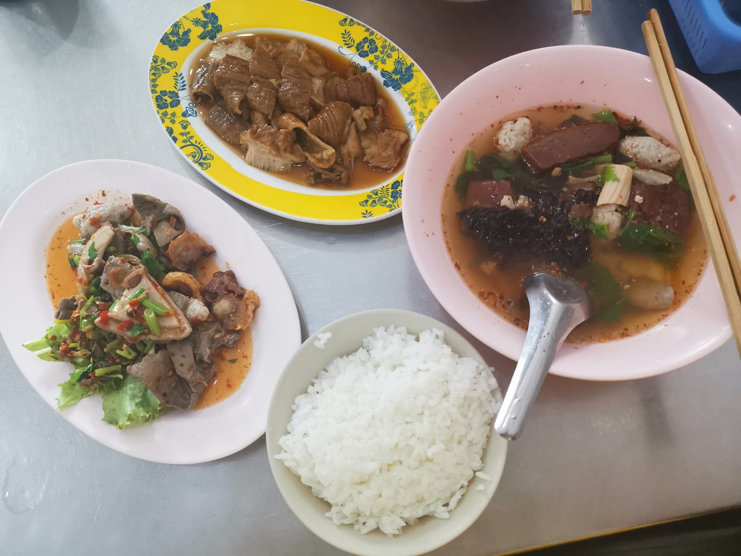 ร้านก๋วยเตี๋ยวยายปุก วัดธรรมนิมิต จ.สมุทรสงคราม, เตี๋ยว ตก กะลา, ก๋องเมงจั้น บะหมี่เกี๊ยว, ร้านอาหาร เกาเหลากรุงไทย, ก๋วยเตี๋ยวหมูมะนาว แม่บุญมี, ก๋วยเตี๋ยวเรือแคปลั่น หมูน้ำตก-น้ำแดง, แซ่บเตี๋ยวห้อยขา บ้าน ณ ตุ๊กจ้า, ก๋วยเตี๋ยวเนื้อ-หมูน้ำแดง ลุงพร เจ้าเก่าคลองตะโก, ก๋วยเตี๋ยวหมูย่างกะทิสด อัมพวา, ก๋วยเตี๋ยวปลาคลองโคน, เจ๊เล็กก๋วยเตี๋ยวเป็ด วัดแก้วฟ้า, ร้านลูกชิ้นวีระ แม่กลอง, ร้านชุ้นพานิช เจ้อั้ง, บ้านเตี๋ยวทรงไทย