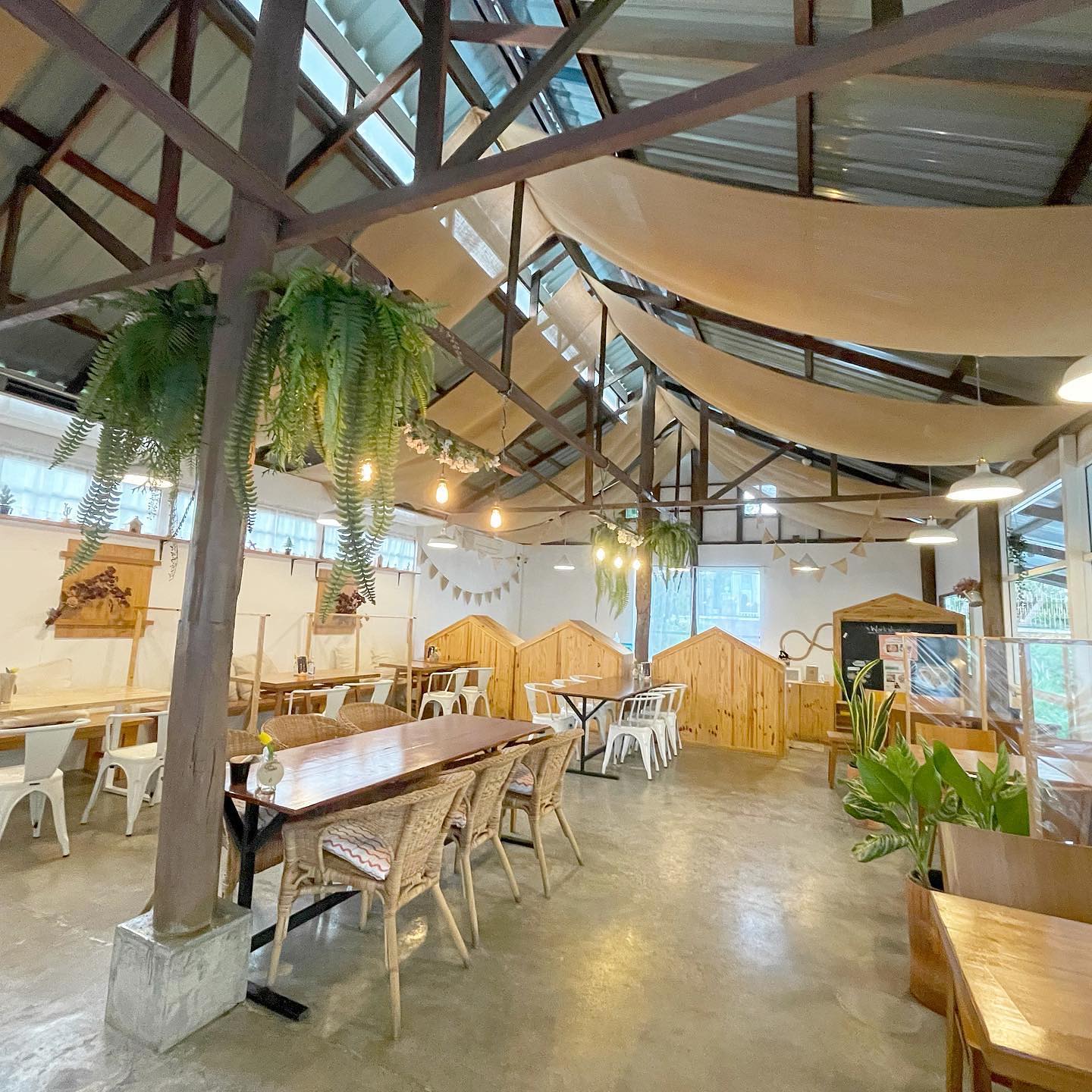 Kiddies’ House, ม้าก้านกล้วย คิดส์คาเฟ่, Little sheep kids cafe, Kickinkids, Moana Cafe, Organika Cafe and Play, Little Barn Kids Cafe, Pumpkin Art Town, DUBUA CAFE, FARM LUCK, Dressage Horse Café, Buttercup, Mari go round