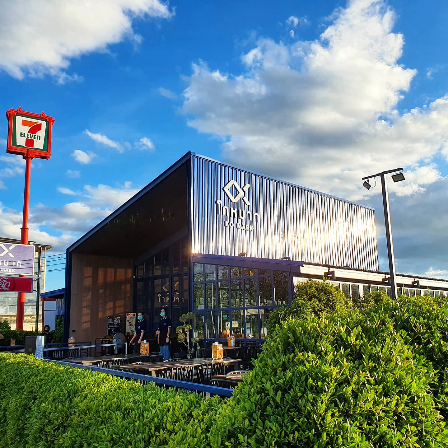 ร้านน้องเจเจ อาหารไทยพื้นบ้าน ซ.หัวหิน43-45, ร้านลุงบังหัวปลาหม้อไฟ หัวหิน, ร้านบ้านครูส่วน by ปลา, Tanya's, ร้านเกี๊ยวปลานำชัย, เจ๊กเปี๊ยะ, ครัวแม่ฬา, บ้านอิสระ, พาสใต้ บาย เชฟเต้หัวหิน Pastay by cheftae, ครัวเจ๊เนี้ยวหัวหิน51, โกหมาก หัวหิน, ซาลาเปาเตาถ่าน BY ยายม่วย, ร้านขนมไทยแม่เก็บหัวหิน, ครัวแม่กะเมย