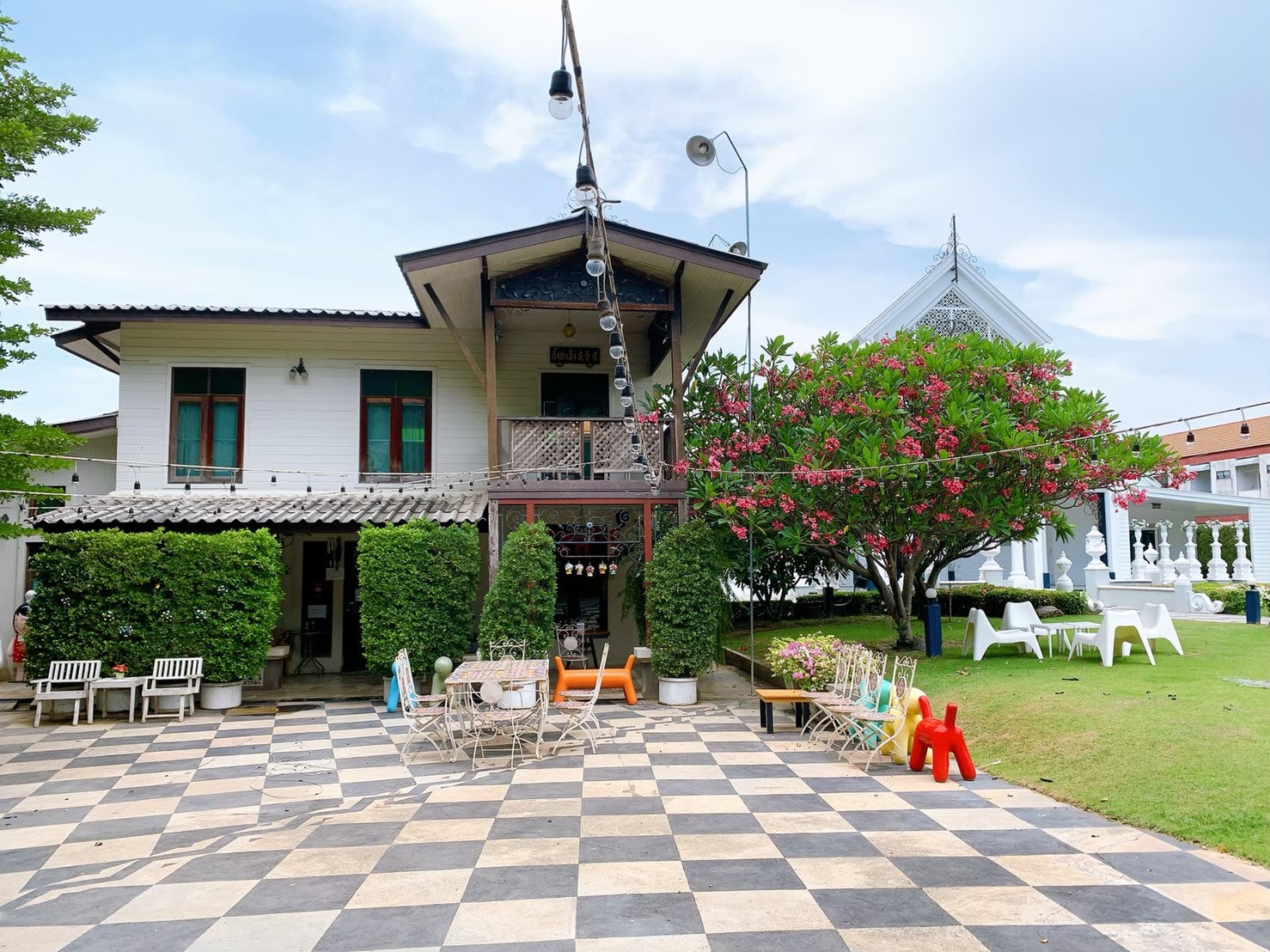 Autumn haus, YOJU Cafe, Lemon Me Farm, STARTCafé, Lot no.8 cafe, 23 cafe and bistro, STAY WITH TREE cafe, April Flavors cafe, Destiny cafe', บ้านปายนา, DUBUA CAFE, House of Chandra - เสน่ห์จันทน์ , 11 Elephant Dessert Cafe, Hangar Cafe', Merce Cafe & Restaurant, Ton Khao Terrace, O2 Kaffee & Bistro, Pomelo Cafe, Little tree, Chinu Coffee